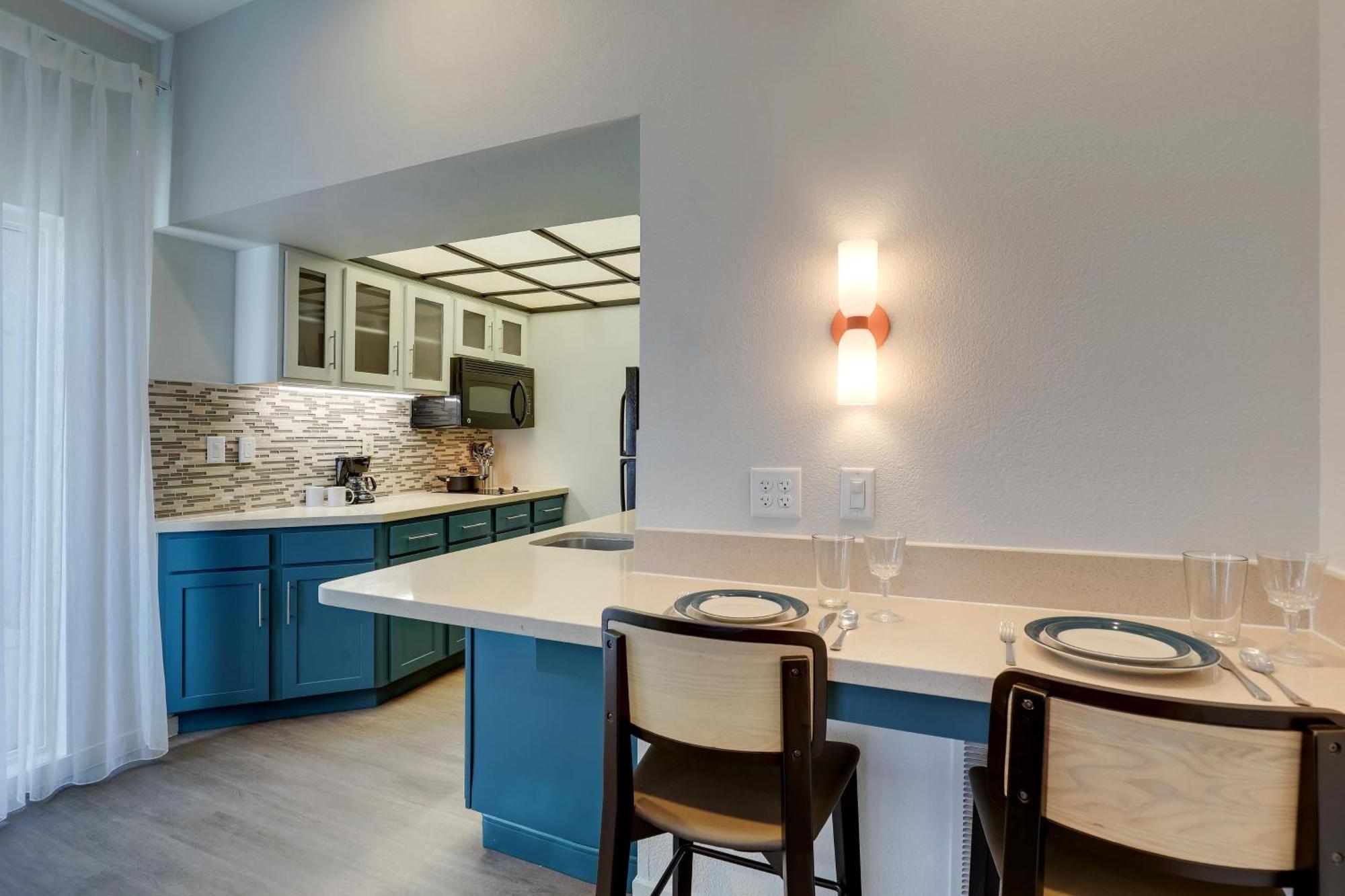 One-Bedroom Queen Suite