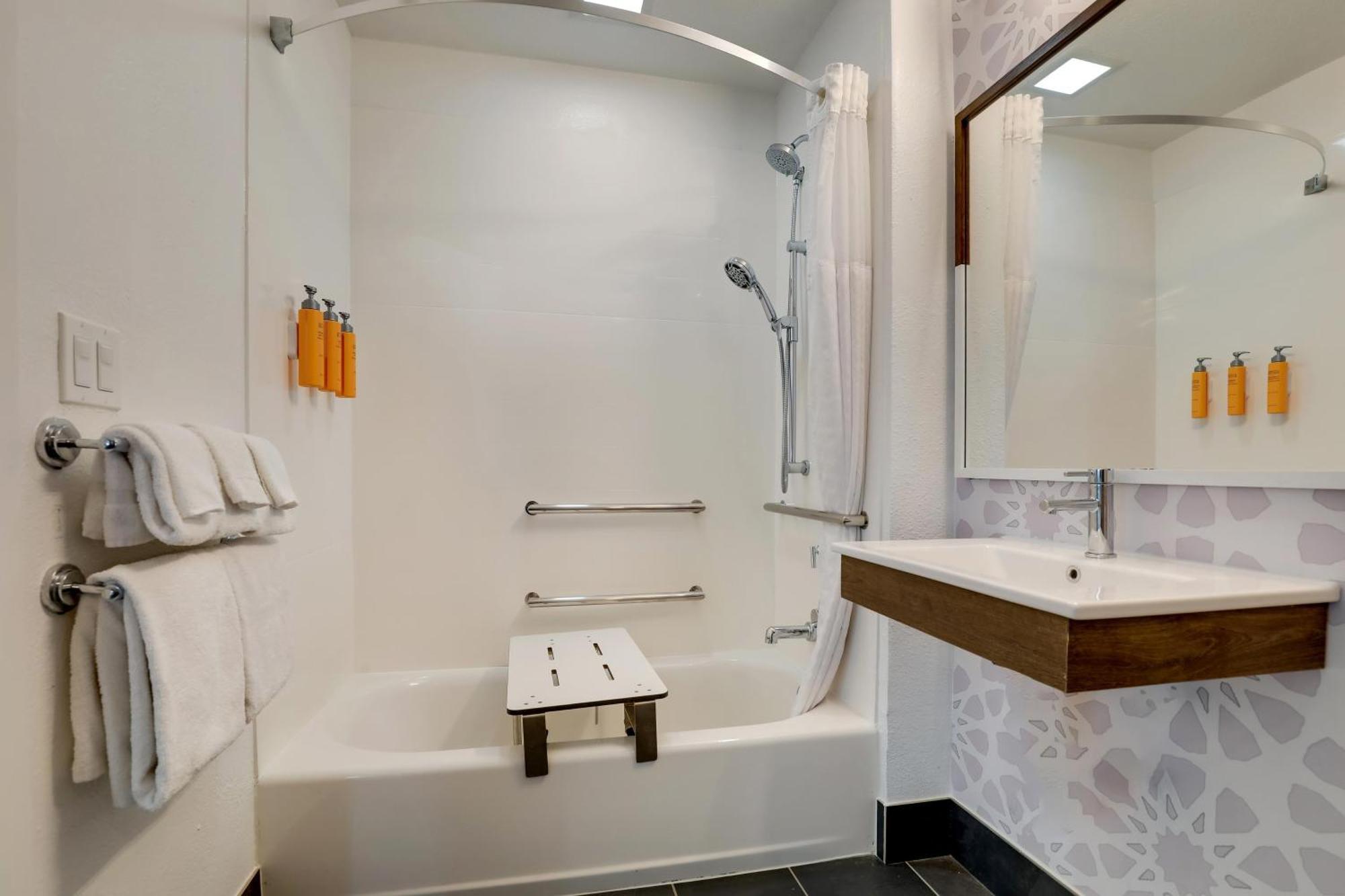 One-Bedroom Queen Suite with Bathtub - Mobility Accessible