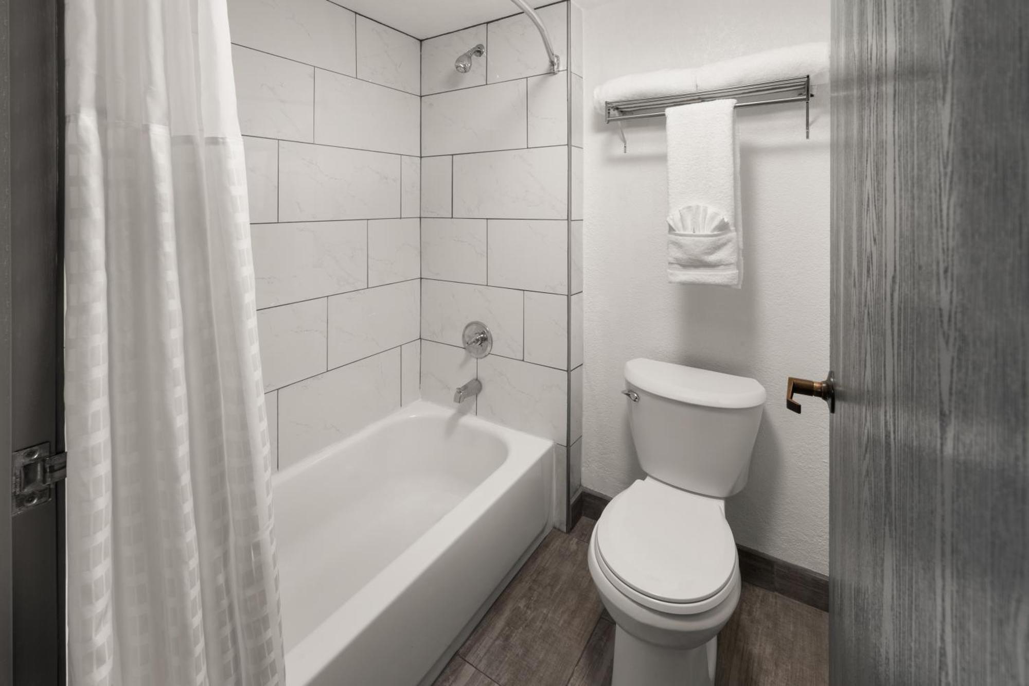 Deluxe King Room - Non-Smoking