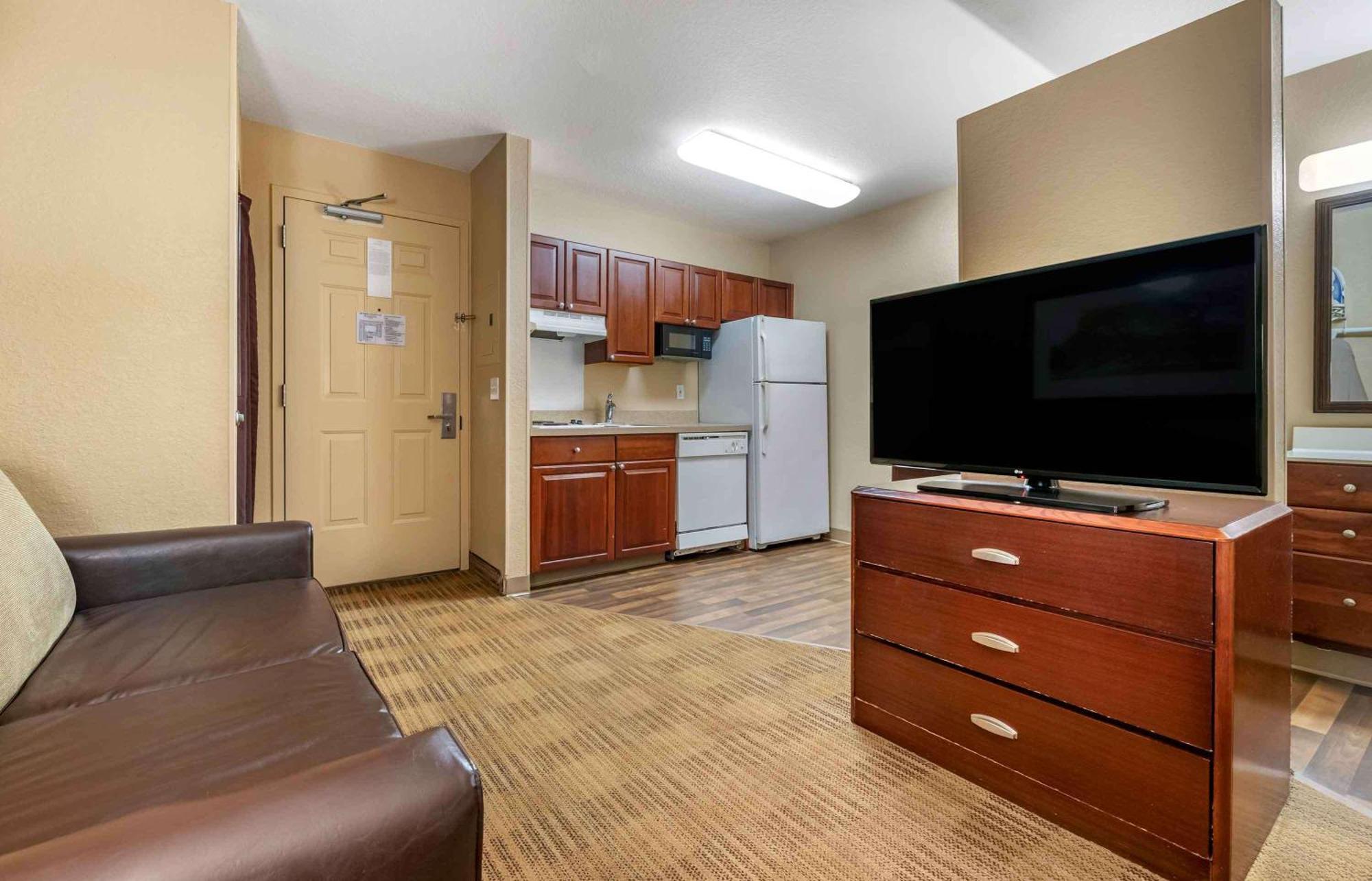 Deluxe Studio with 1 Queen Bed - Non-Smoking