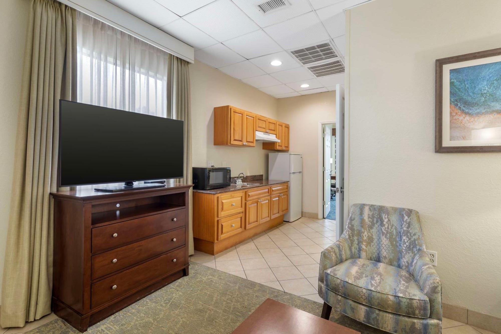 Family Suite with 2 Queen Beds with Kitchenette