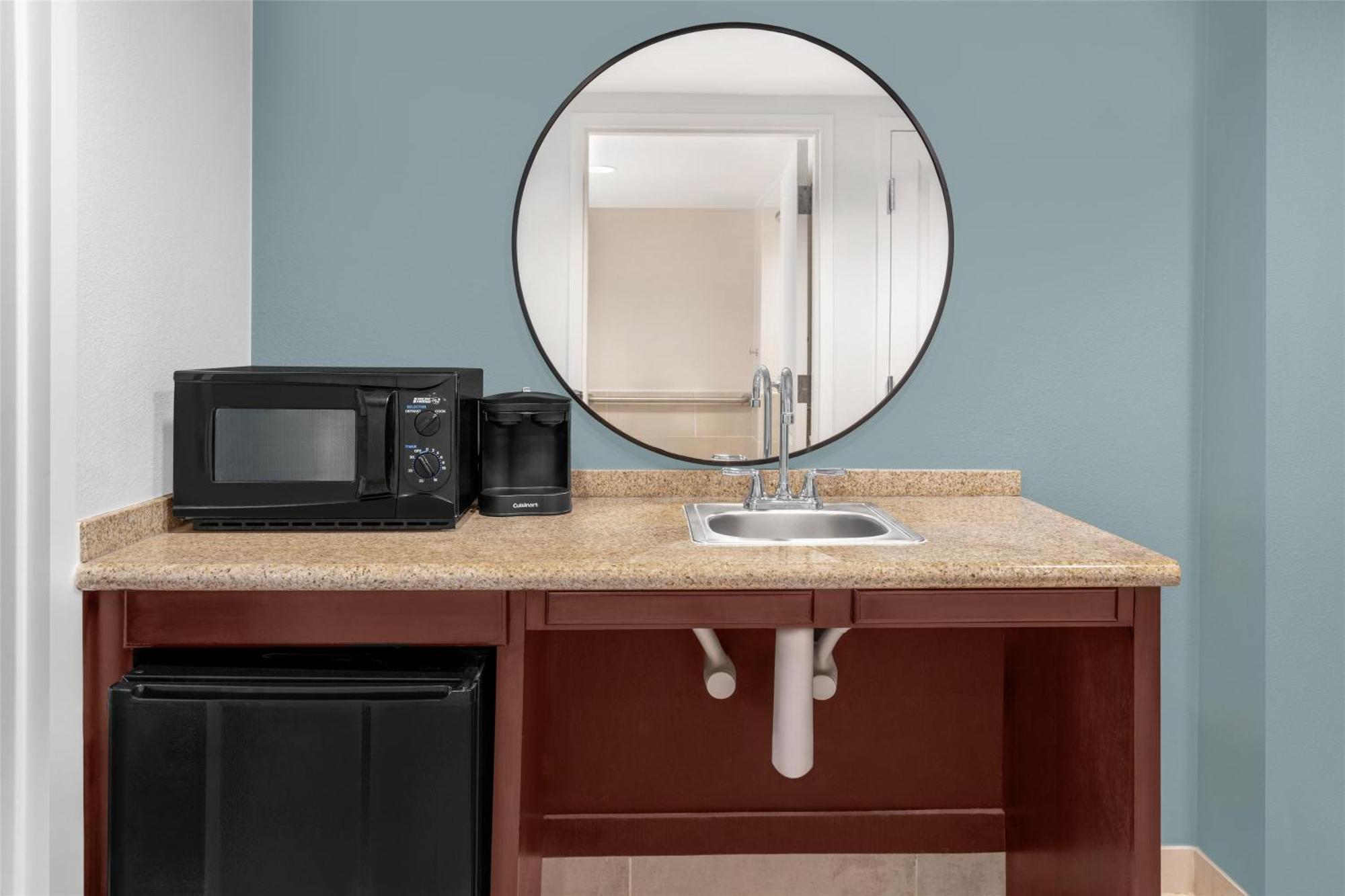 King Suite with Bath Tub - Mobility Access