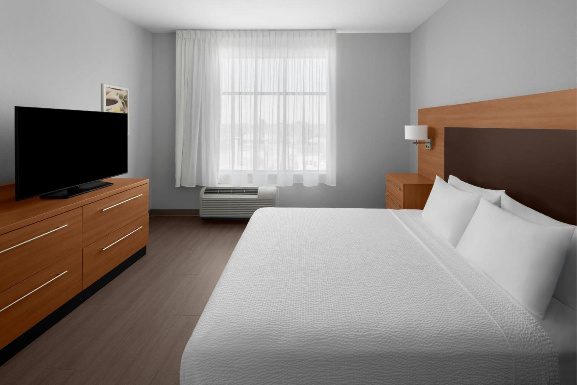 One-Bedroom King Suite with Sofa Bed and Adapted Tub - Mobility Accessible