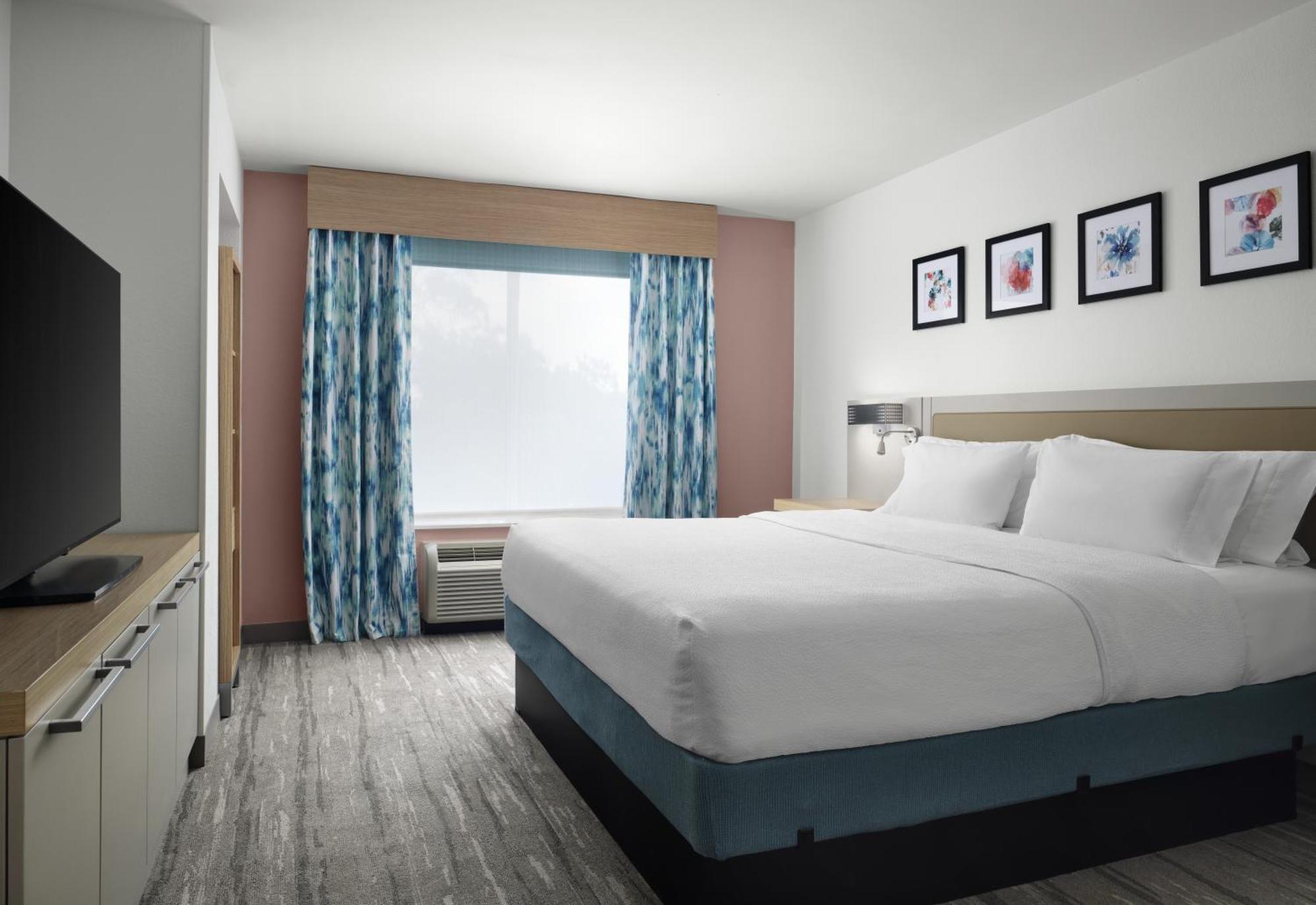 King Room with Bath Tub - Mobility and Hearing Access