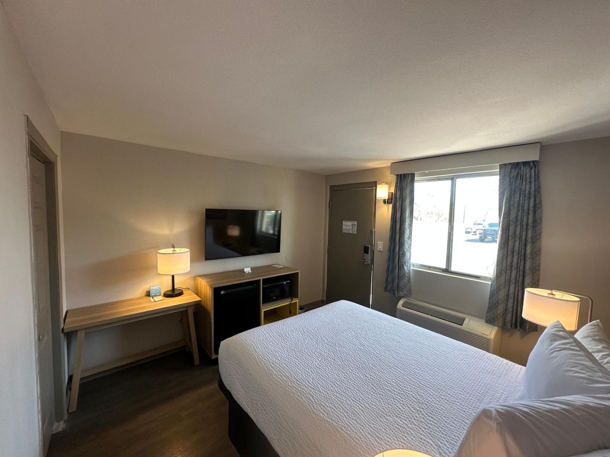 1 Queen Bed, Mobility Accessible Room, Bathtub w/ Grab Bars, Non-Smoking