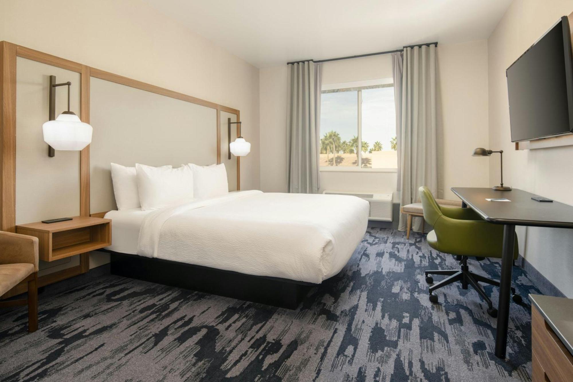 King Room with Bathtub - Mobility Access/Hearing Accessible