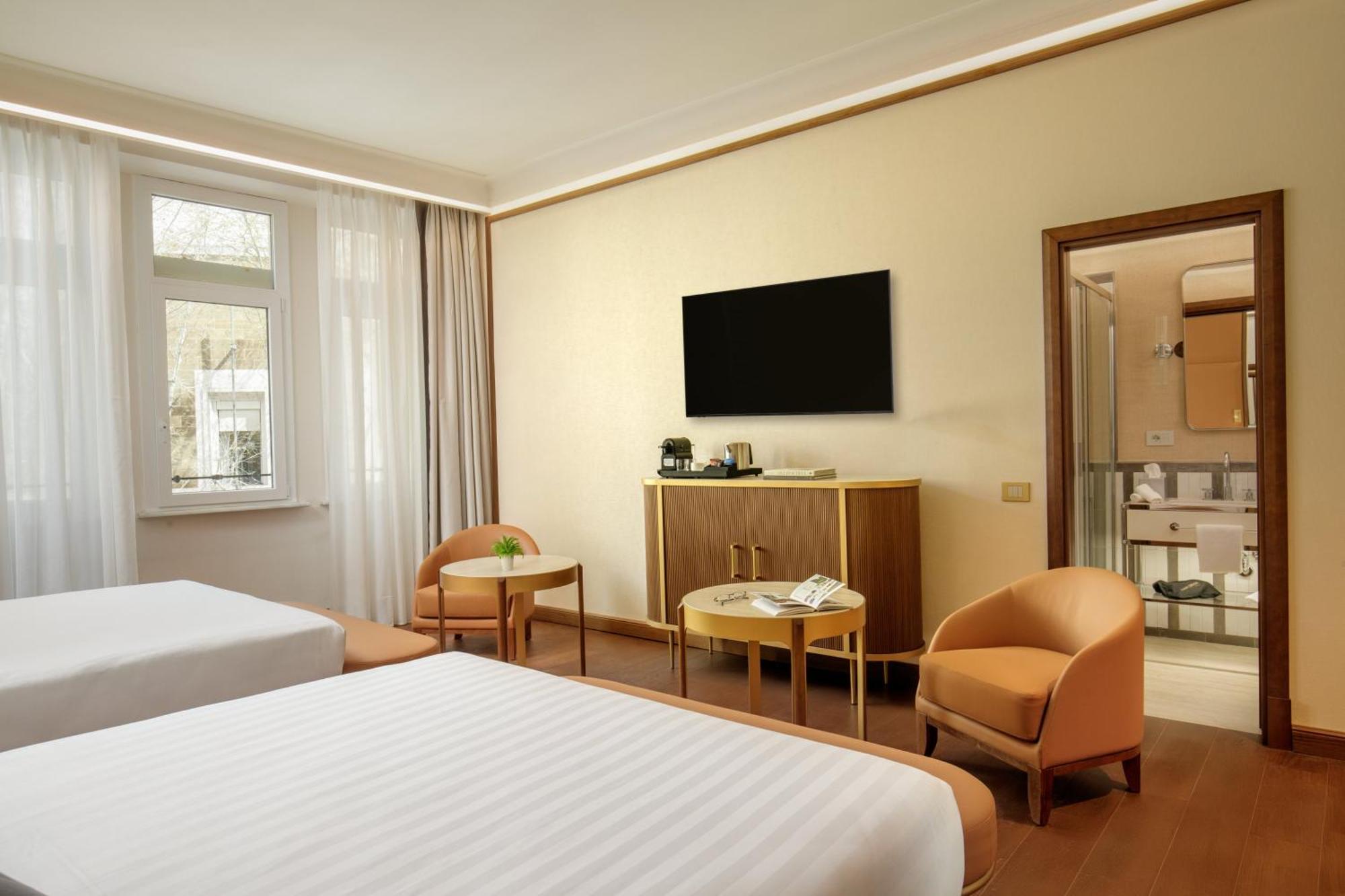 Deluxe Queen Room