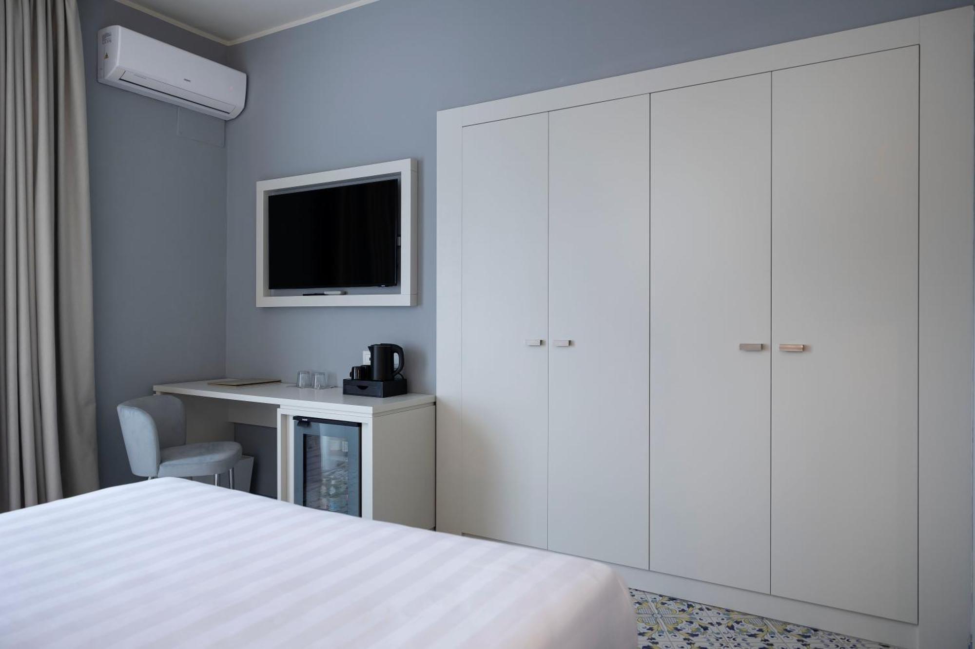 Superior Double or Twin Room with Lateral Sea View