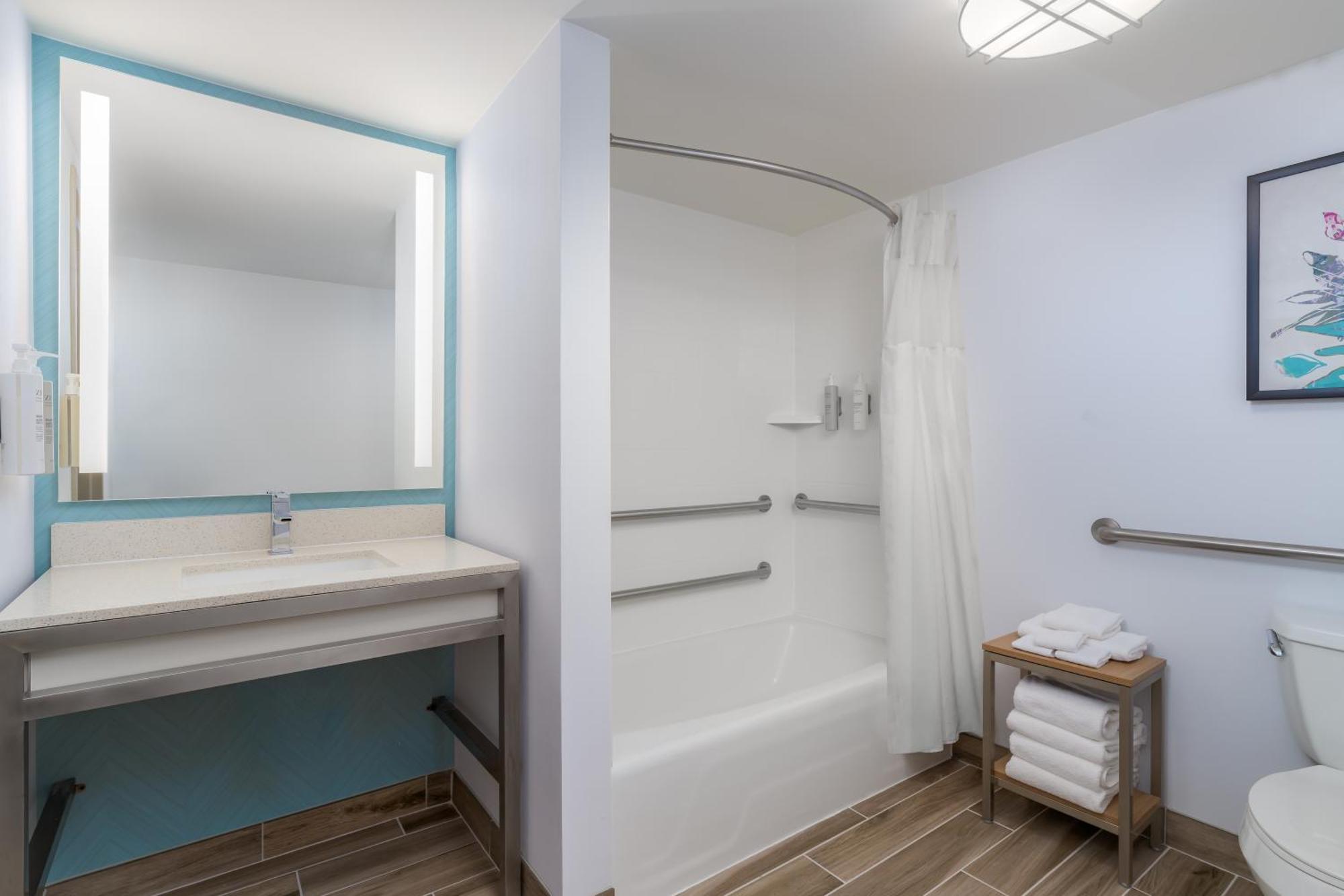 Queen Room with Two Queen Beds and Accessible Tub - Mobility Access