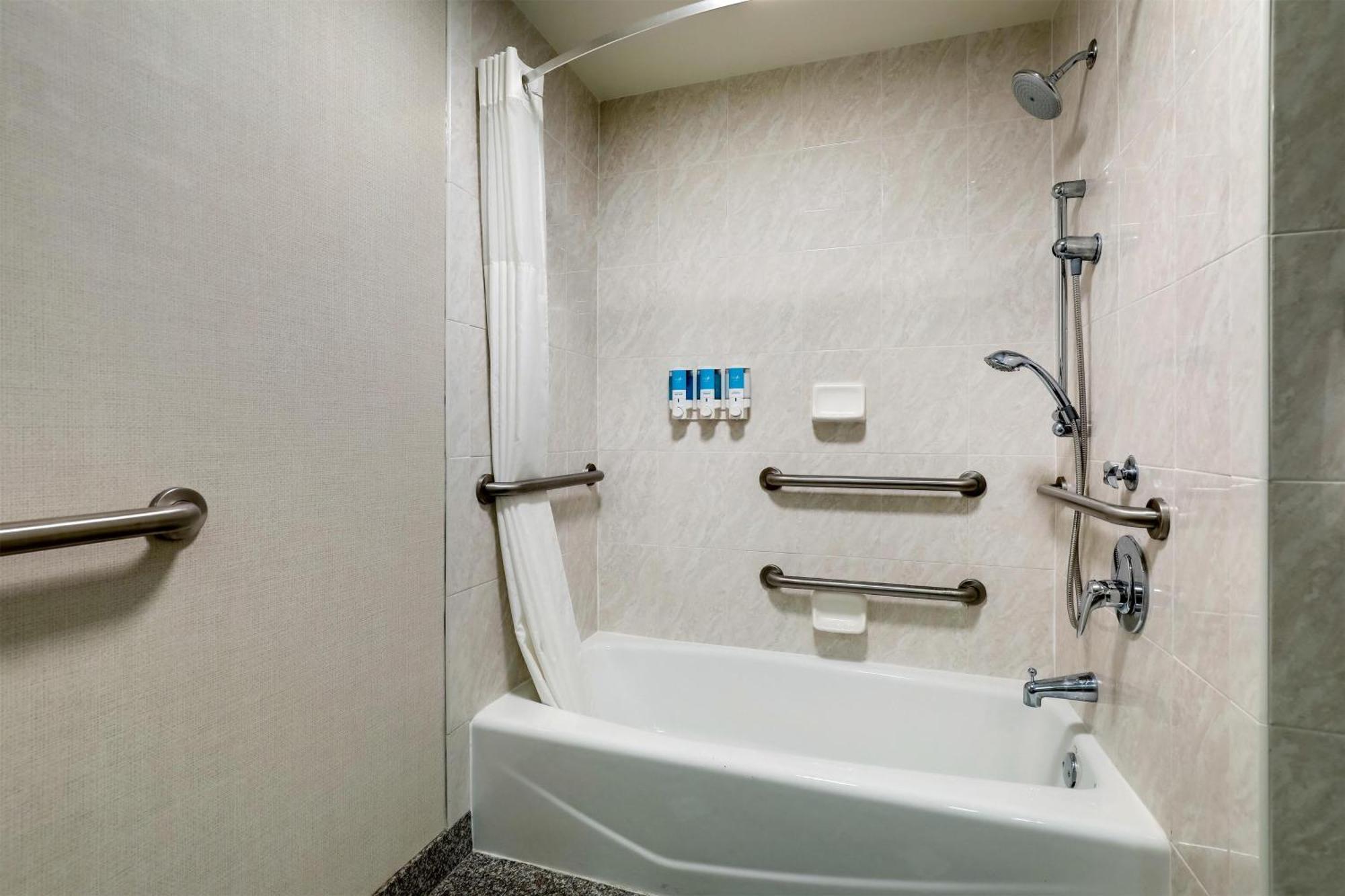 Deluxe King Room - Accessible, Tub