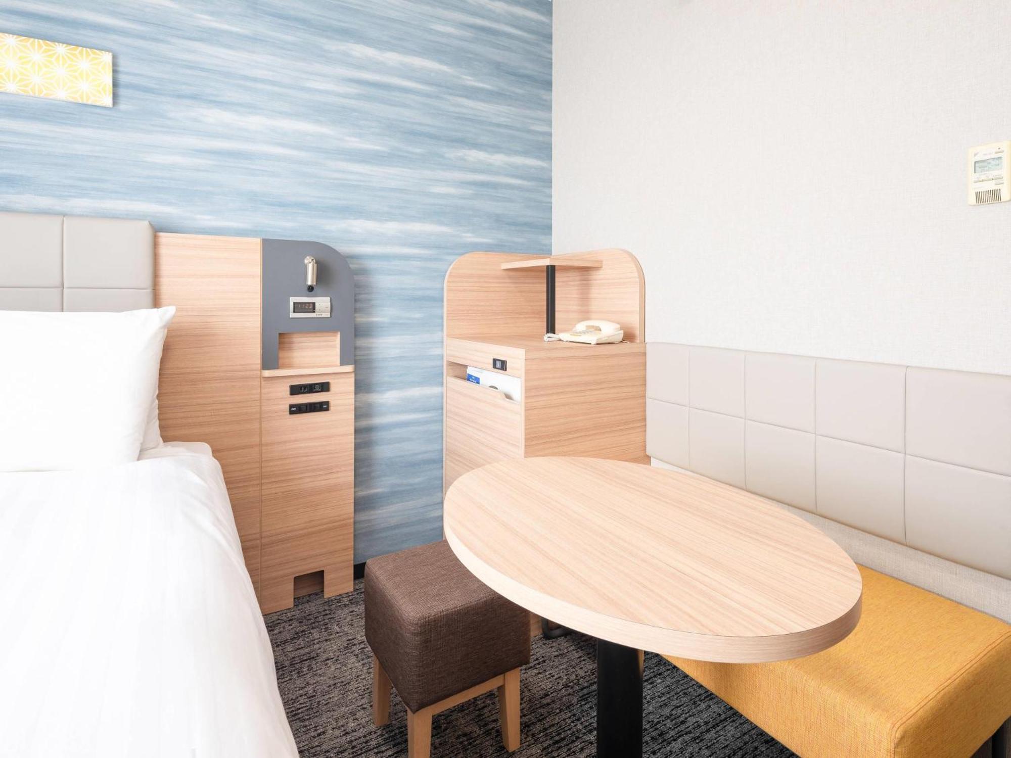 Double Room with Table and Chairs - Non-Smoking