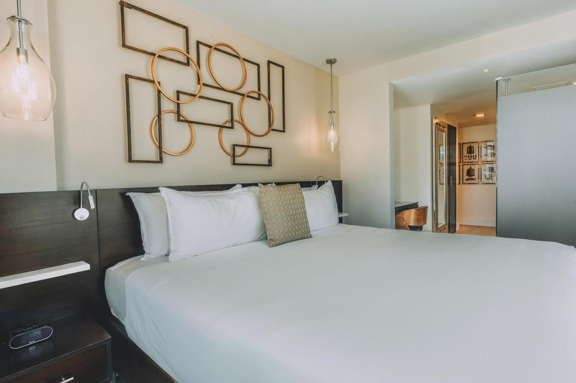 Pool View with Balcony Double Queen,1674750096:JPEG