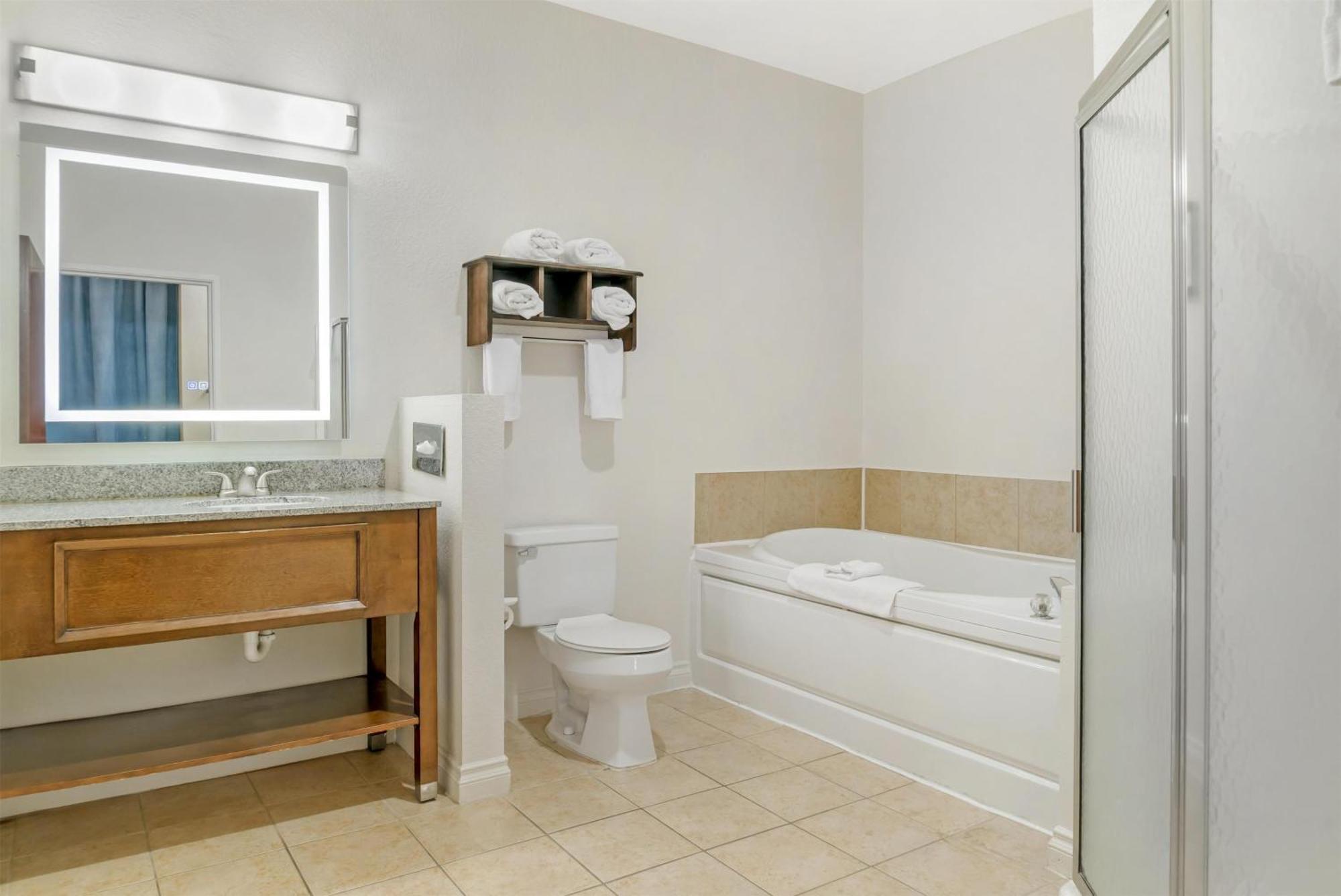 King Suite with Spa Bath - Non-Smoking