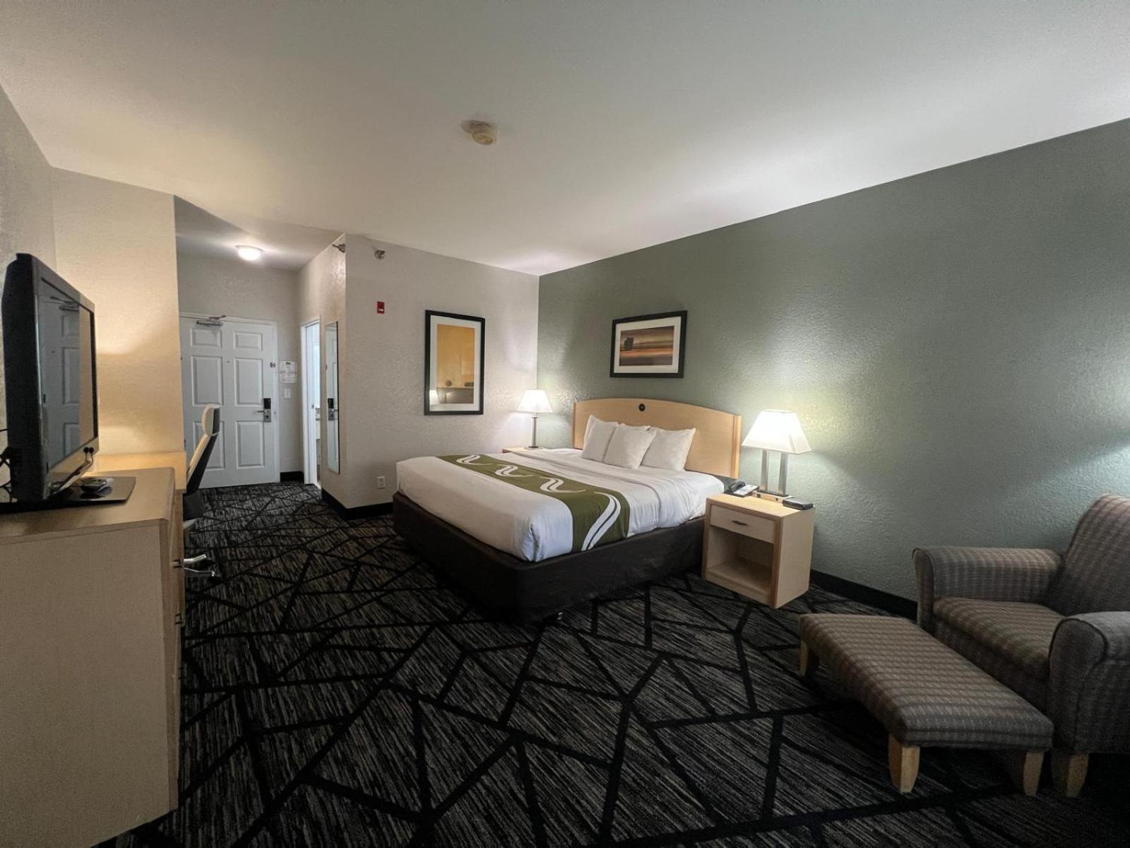 King Suite with Hot Tub - Non-Smoking