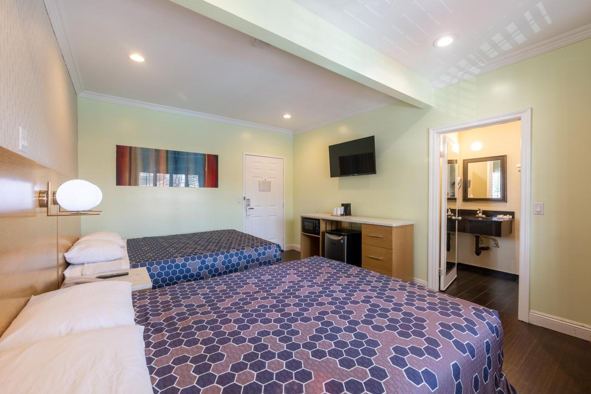 Deluxe Queen Room with Two Queen Beds