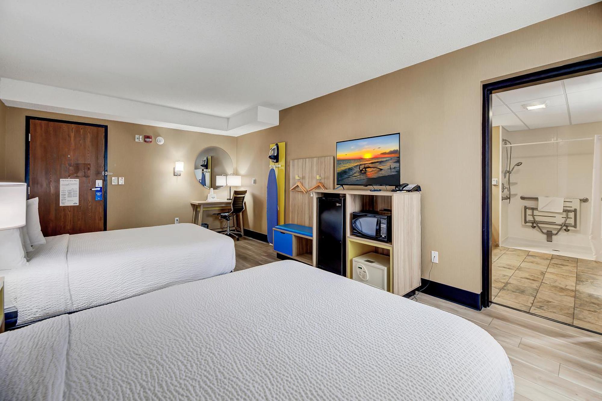 Queen Room with Two Queen Beds and Bath Tub - Mobility Accessible/Non-Smoking