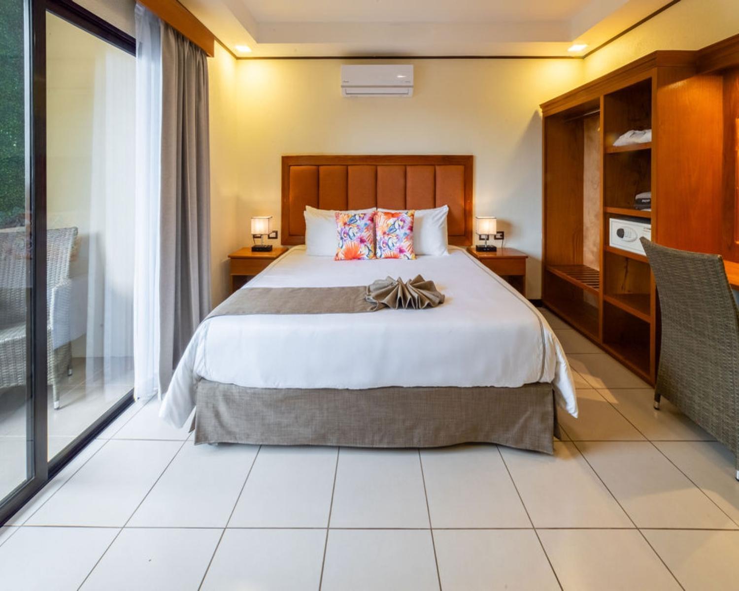 Bromelia Deluxe King Room