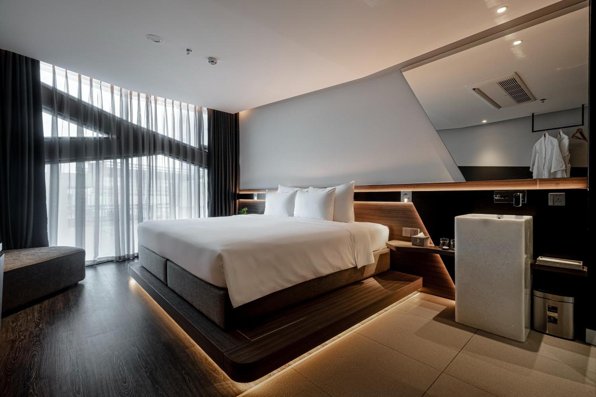 Deluxe Double or Twin Room with City View