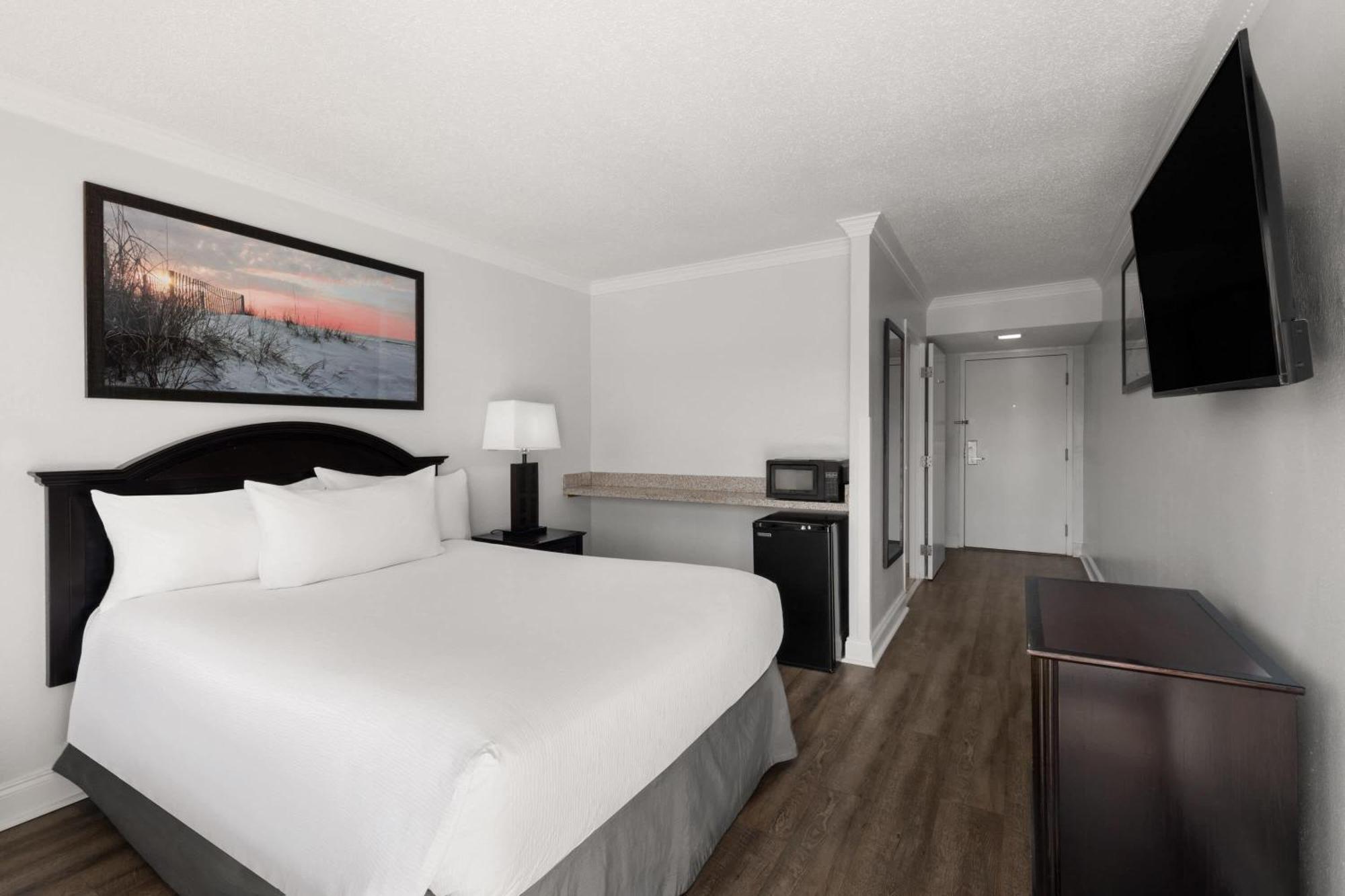 Queen Room with Bathtub with Grab Bars - Mobility Accessible