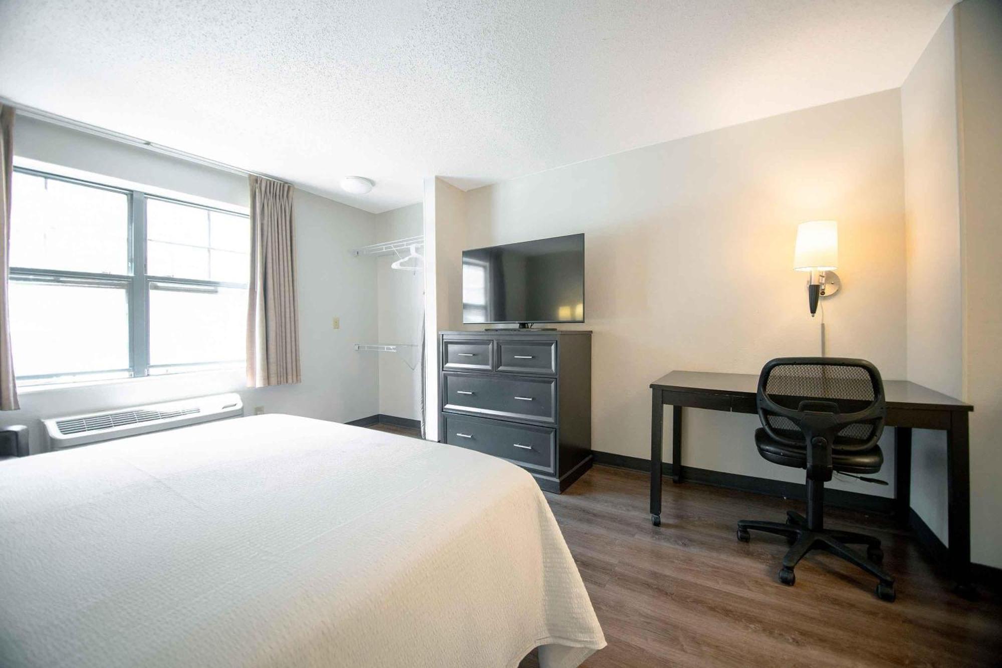 Deluxe Studio with 1 Queen Bed - Non-Smoking