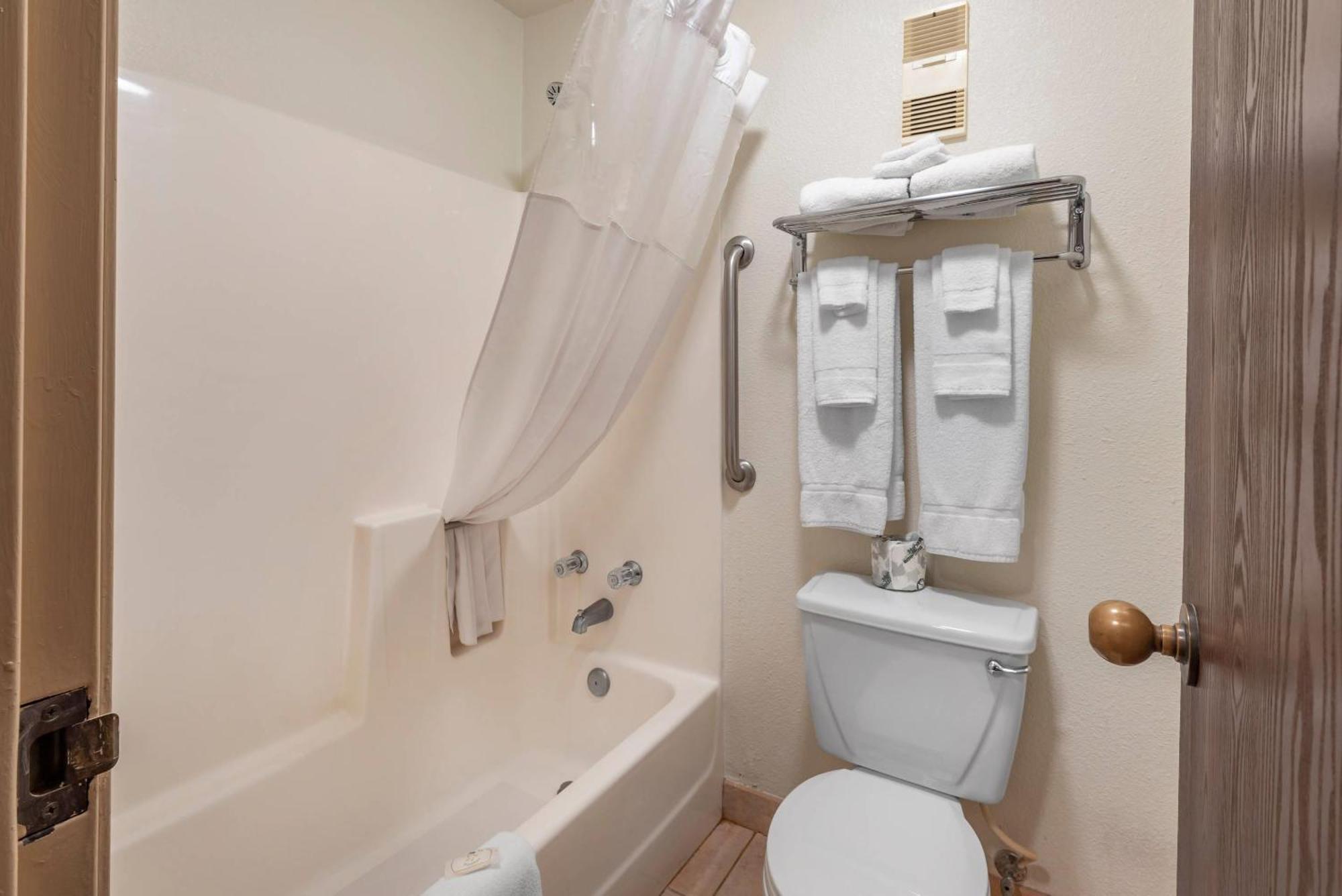 Standard King Room - Non-Smoking,1683826067:JPEG