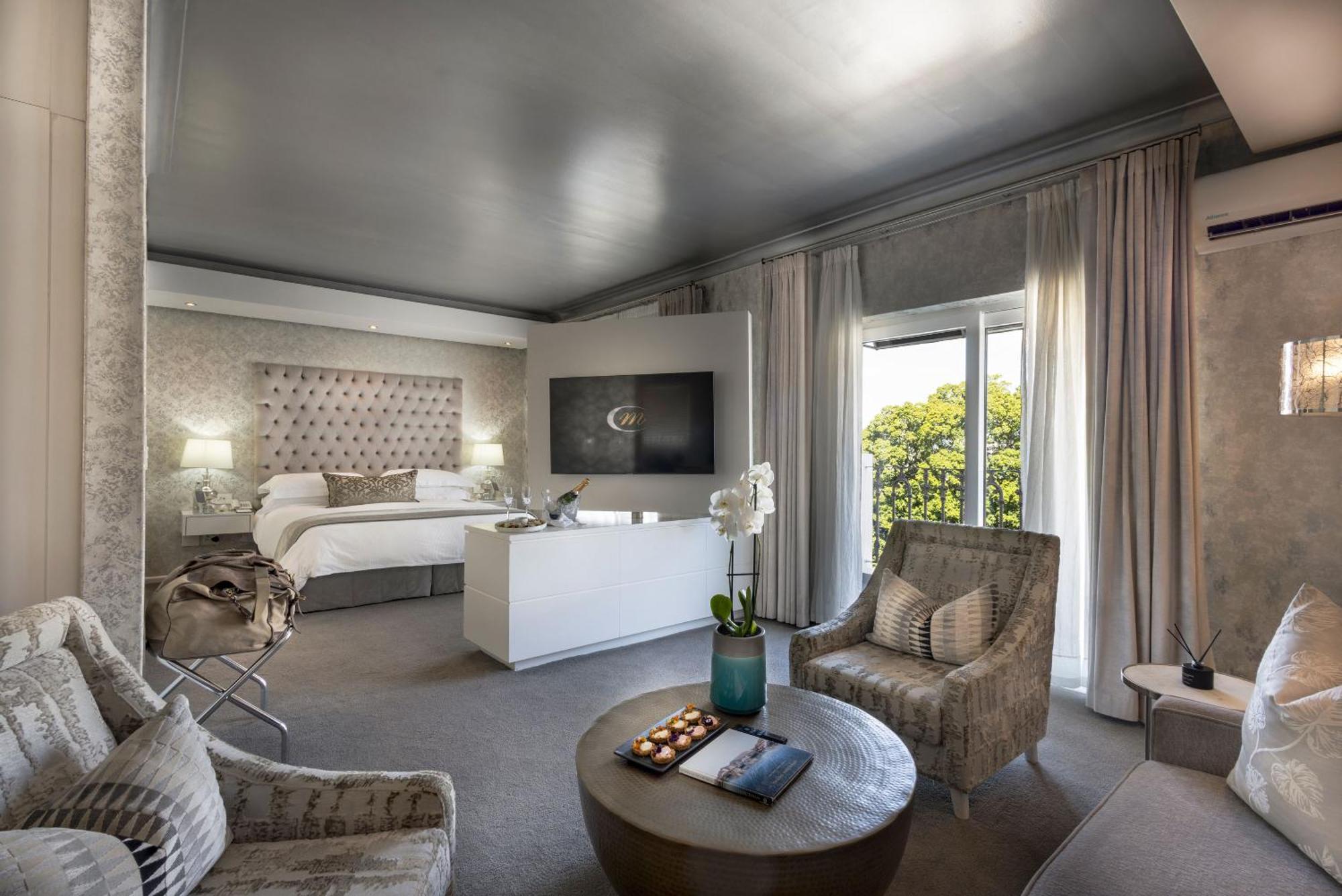Suite with Table Mountain View