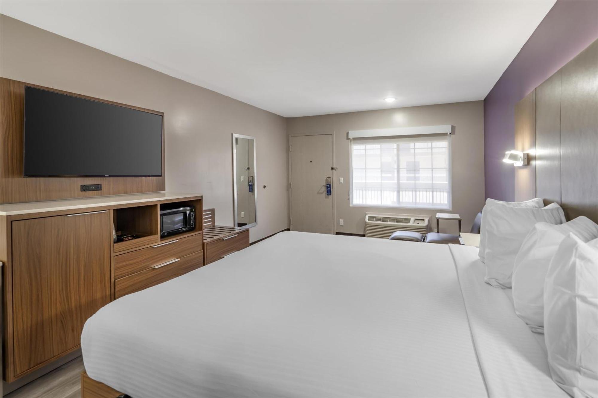 King Room with Bath Tub - Mobility Accessible/Non-Smoking