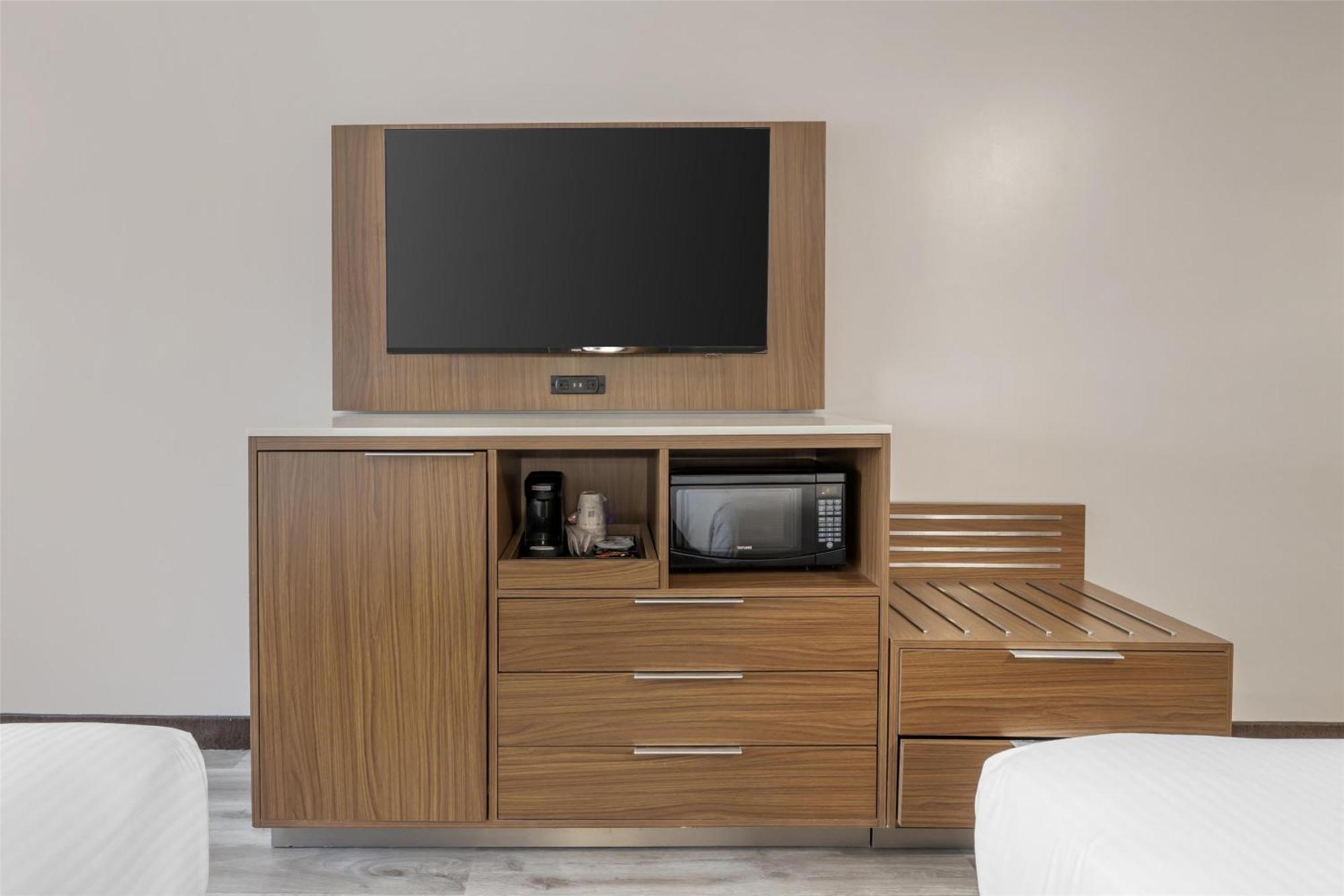 Queen Room with Two Queen Beds - Non-Smoking/Upper Floor