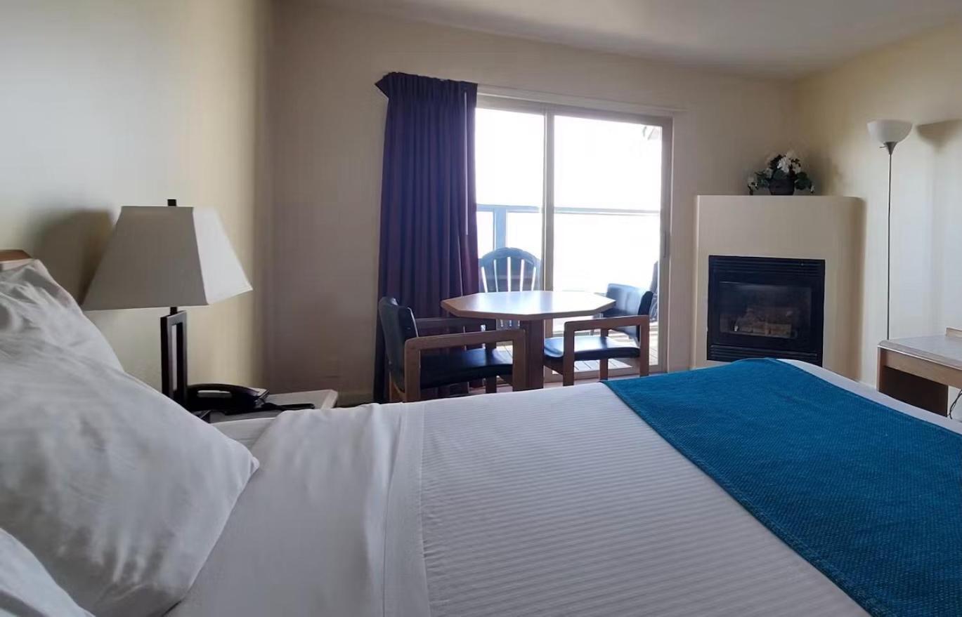 King Studio Oceanfront with Balcony and Fireplace