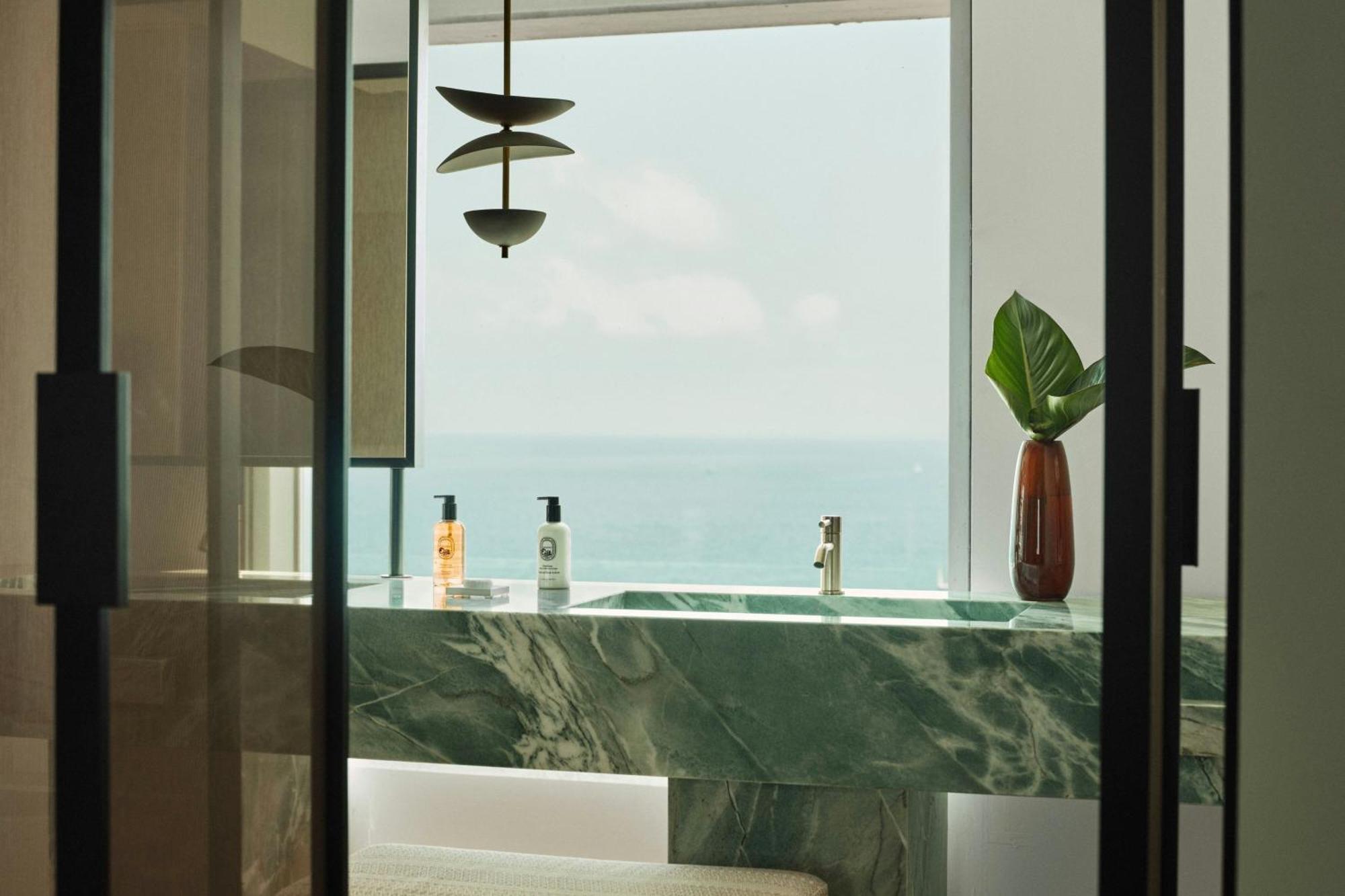 Horizon One-Bedroom King Suite with Sea Front,1688811076:JPEG