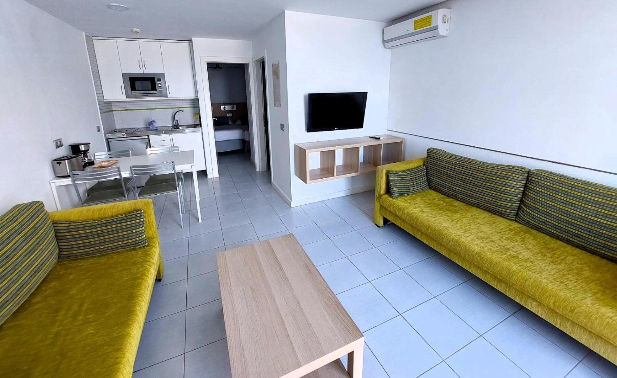 Classic One Bedroom Apartment with Balcony and Sea View and Air Conditioning,1691981774:JPEG