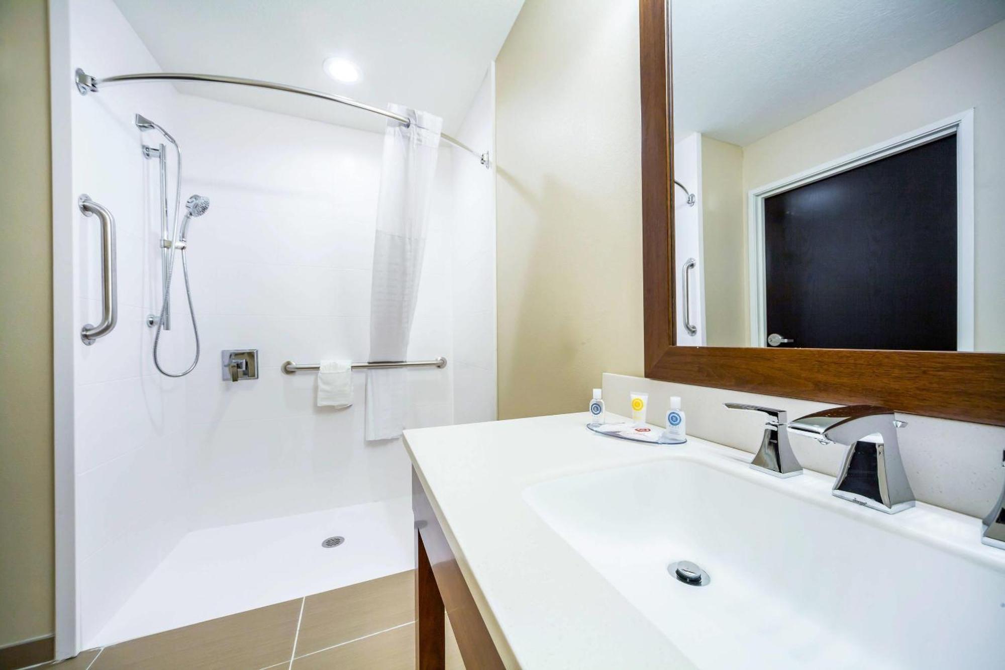 Queen Room with Two Queen Beds - Accessible/Non-Smoking