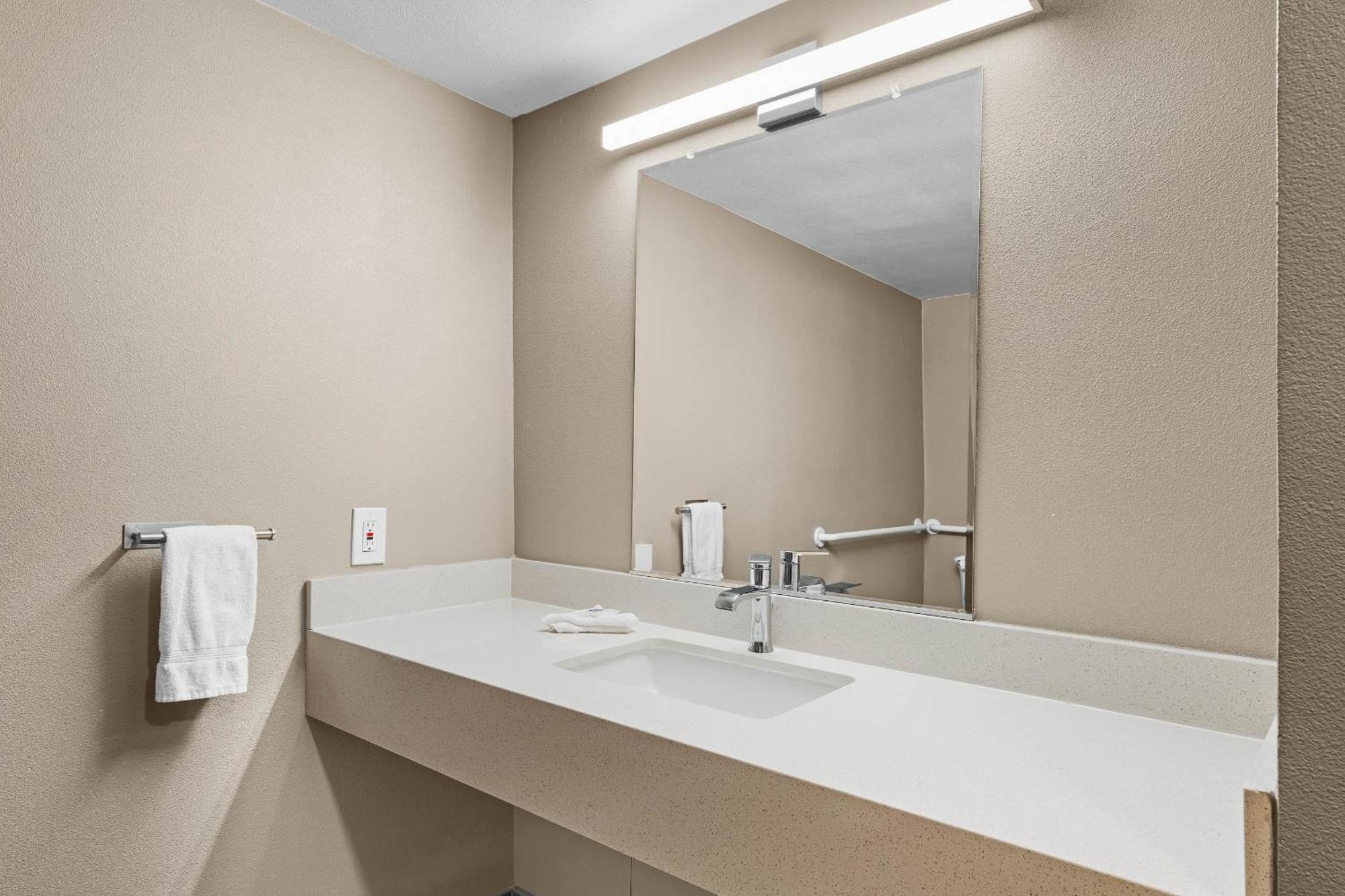 King Room with Roll-in Shower - Disability Access - Non-Smoking,1695746210:JPEG