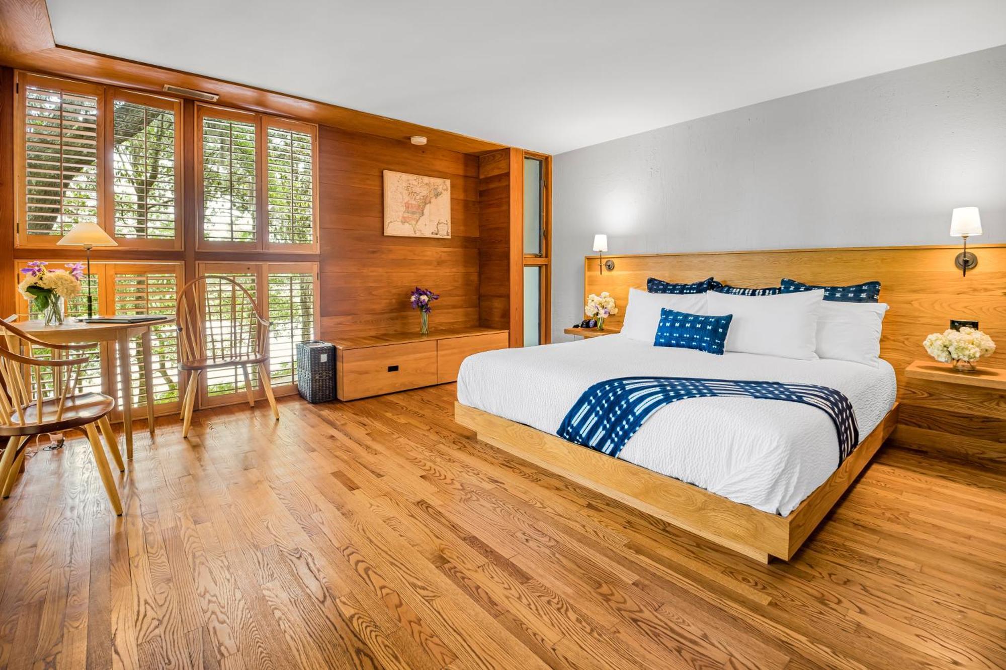 Deluxe Queen Room