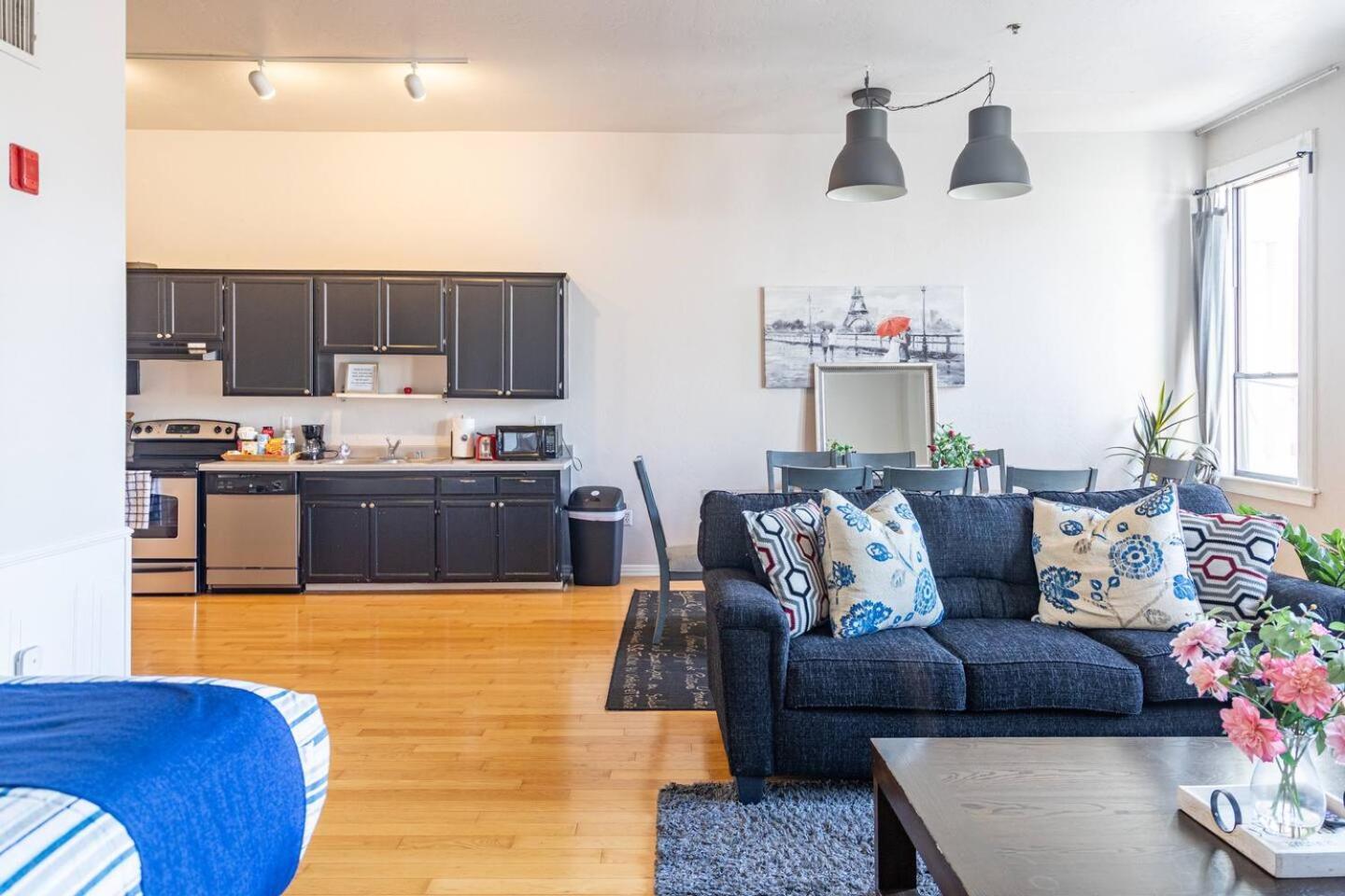 Deluxe Queen Suite