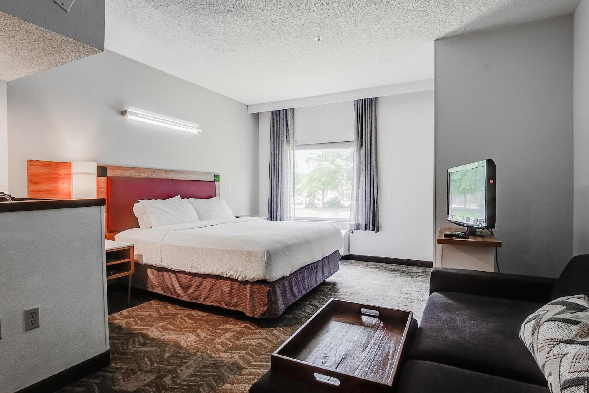 King Suite with Roll-In Shower - Disability Access/Non Smoking