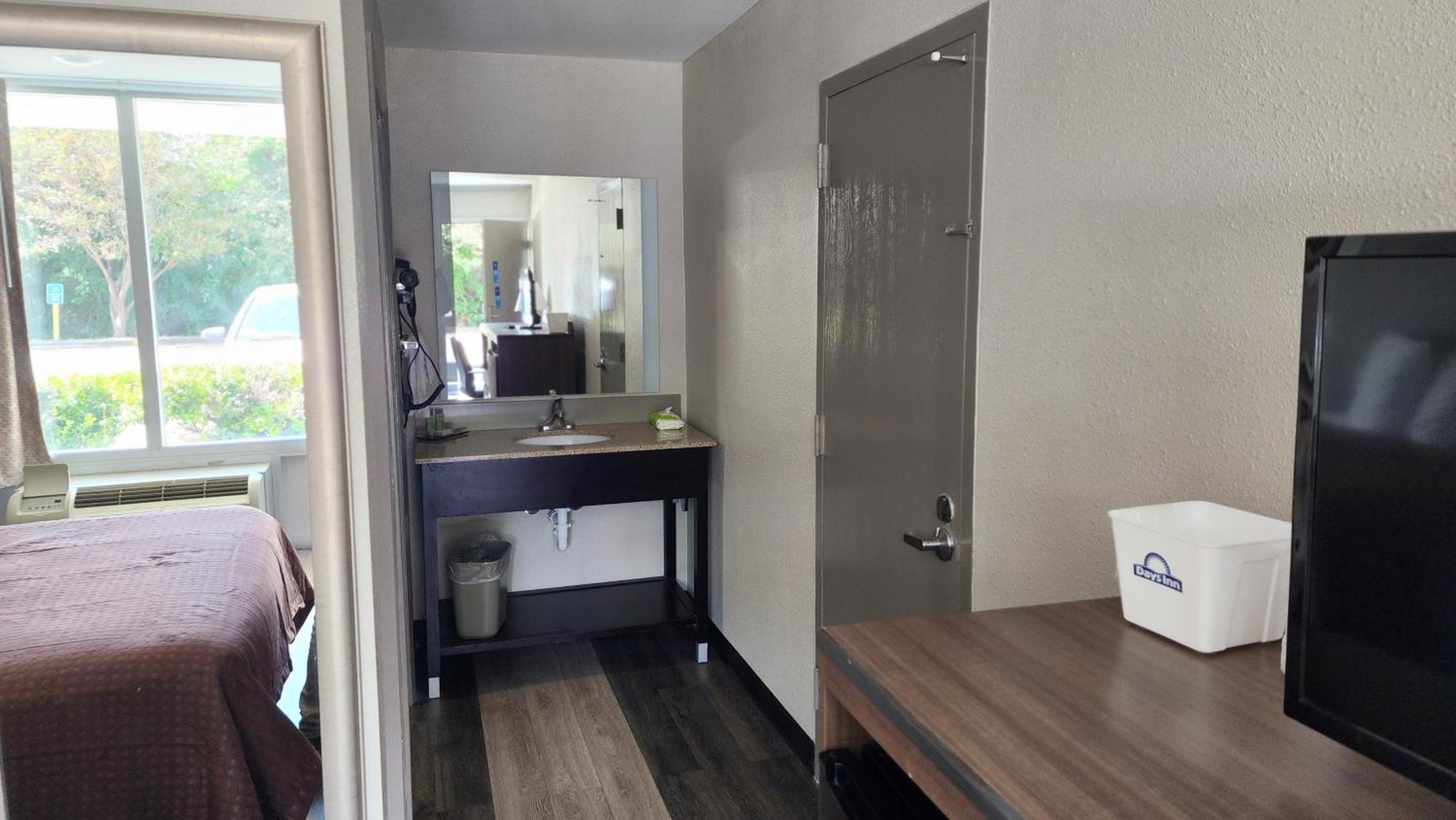 Queen Room with Bath Tub - Mobility Accessible/Non-Smoking