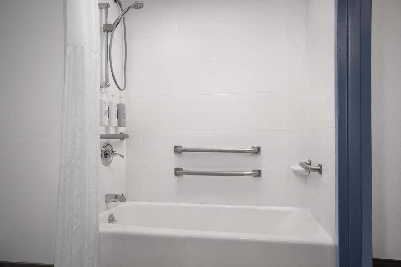 King Room with Bath Tub - Mobility/Hearing Access