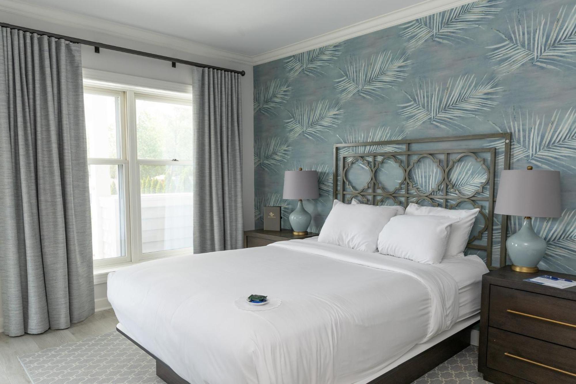 Deluxe Non- Lakeview Queen Room with Balcony