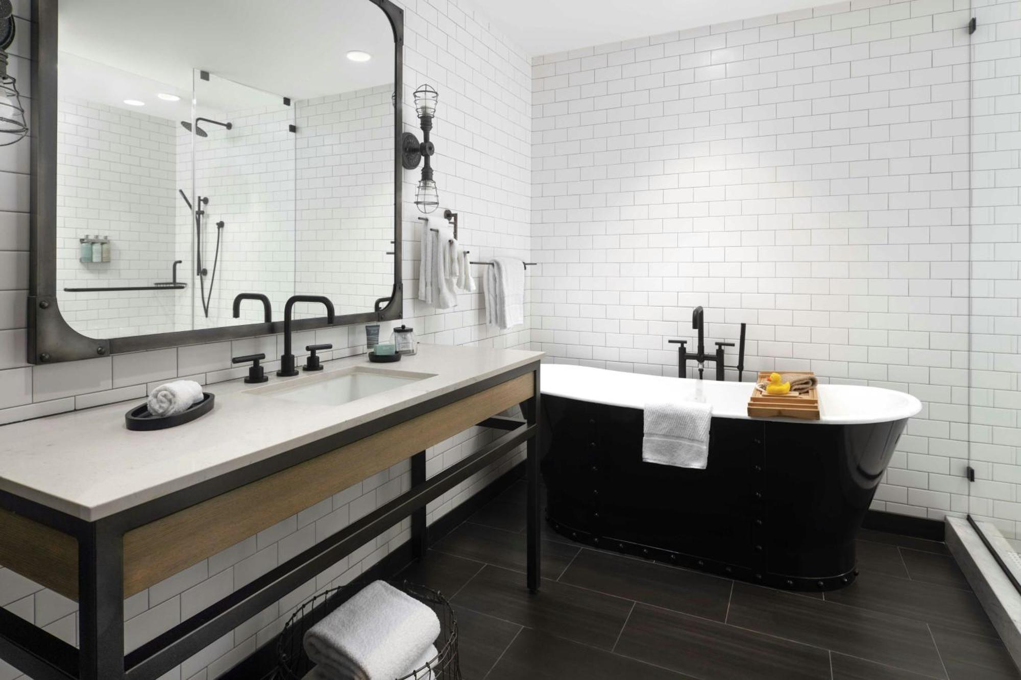 1 Bedroom Suite, 1 King, Courtyard view,1698873142:JPEG