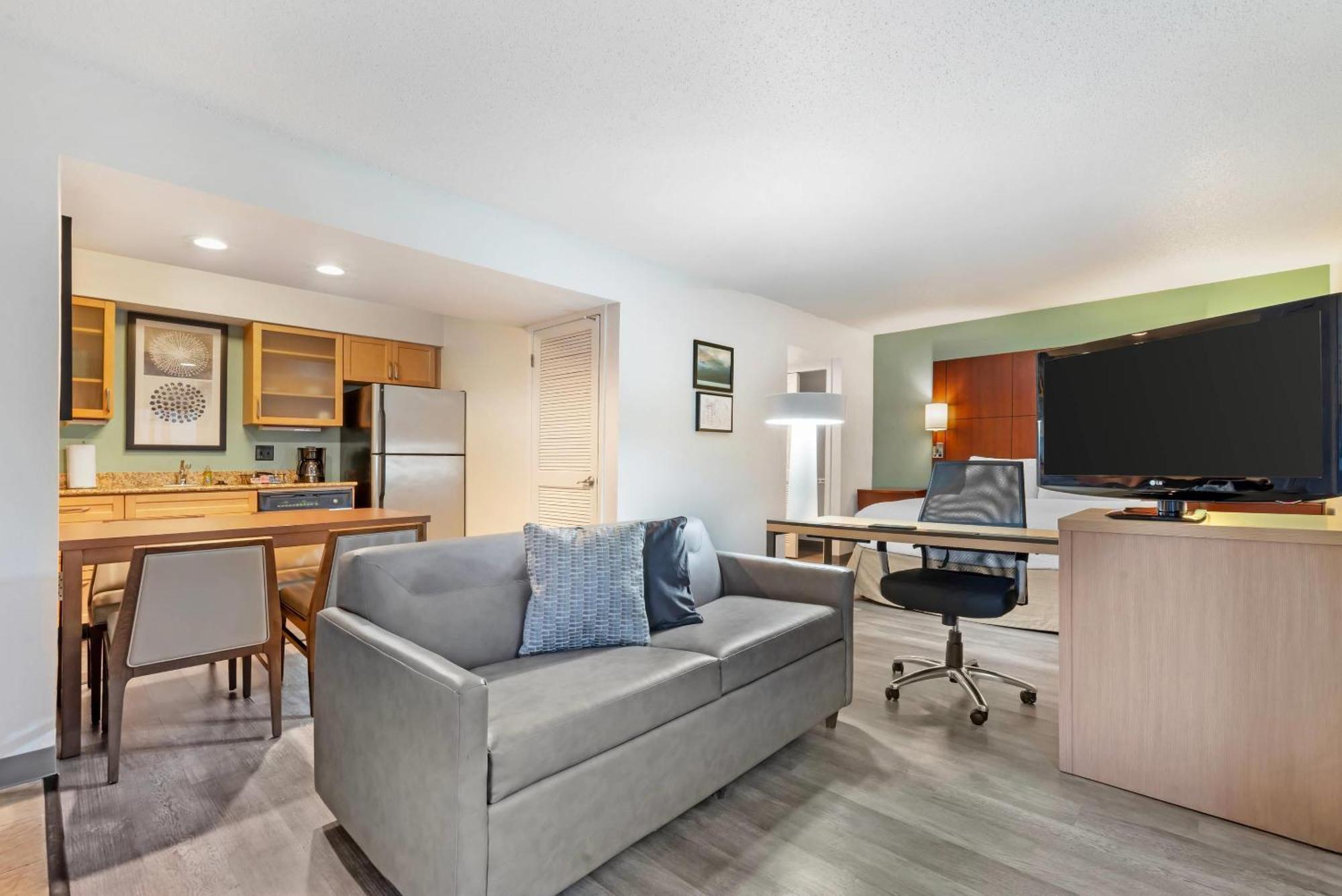 Queen Studio Room with Disability access and Tub