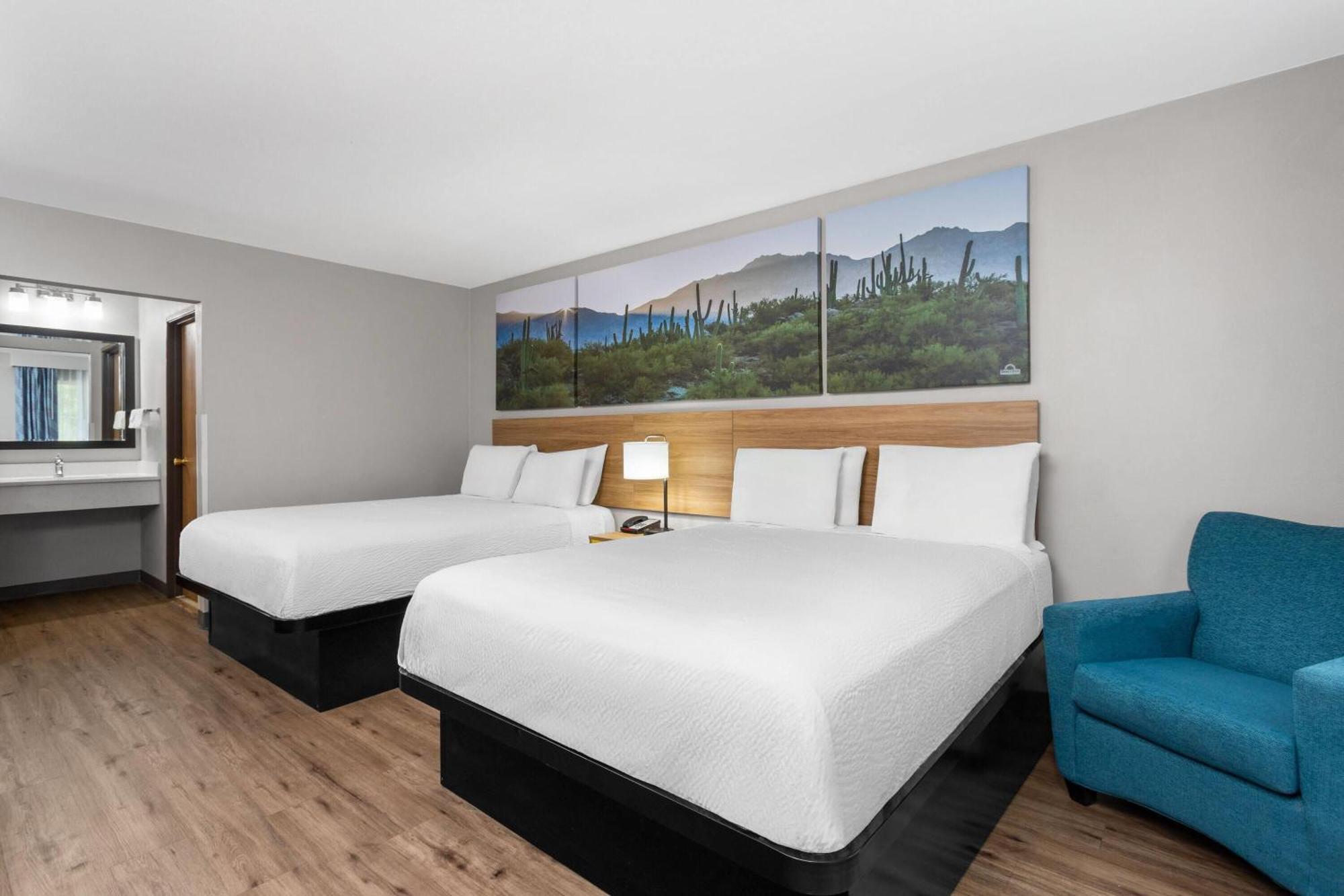 Queen Room with Two Queen Beds - Non-Smoking,1698913335:JPEG