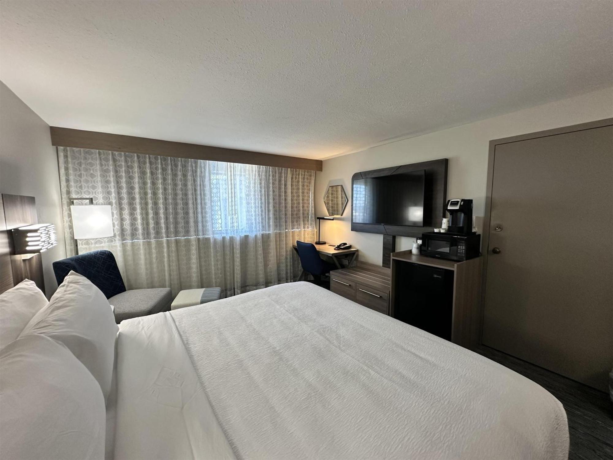 King Room with Mobility Accessible Tub,1698917215:JPEG