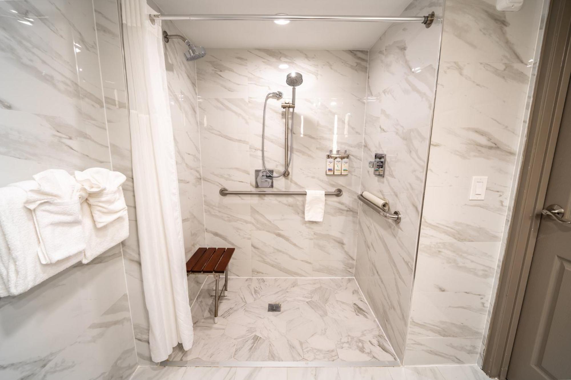 King Room - Mobility Access/Roll in Shower - Non-Smoking,1698974685:JPEG