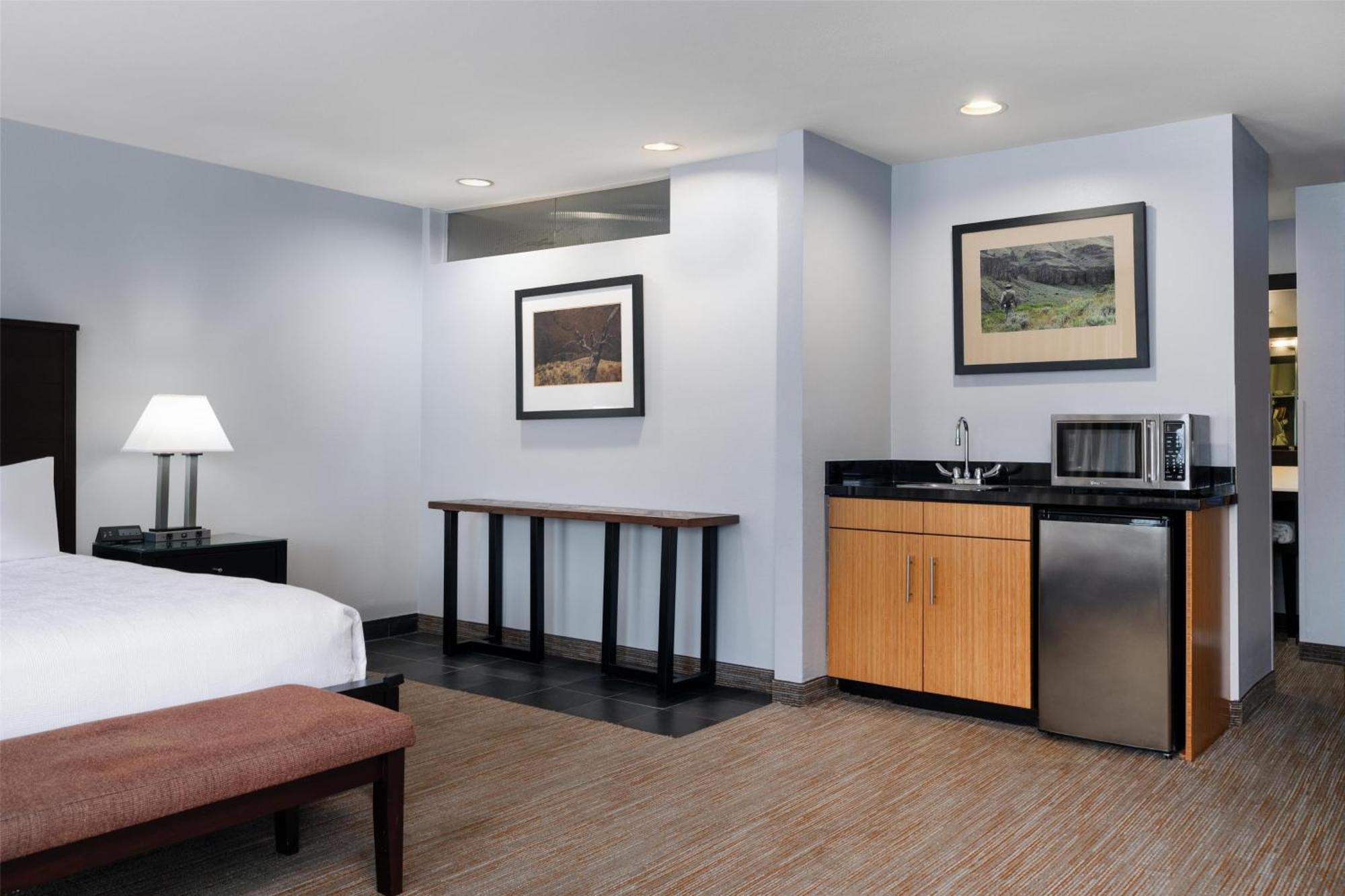 Deluxe King Room with River View - Patio - Oversized Room - No Pets