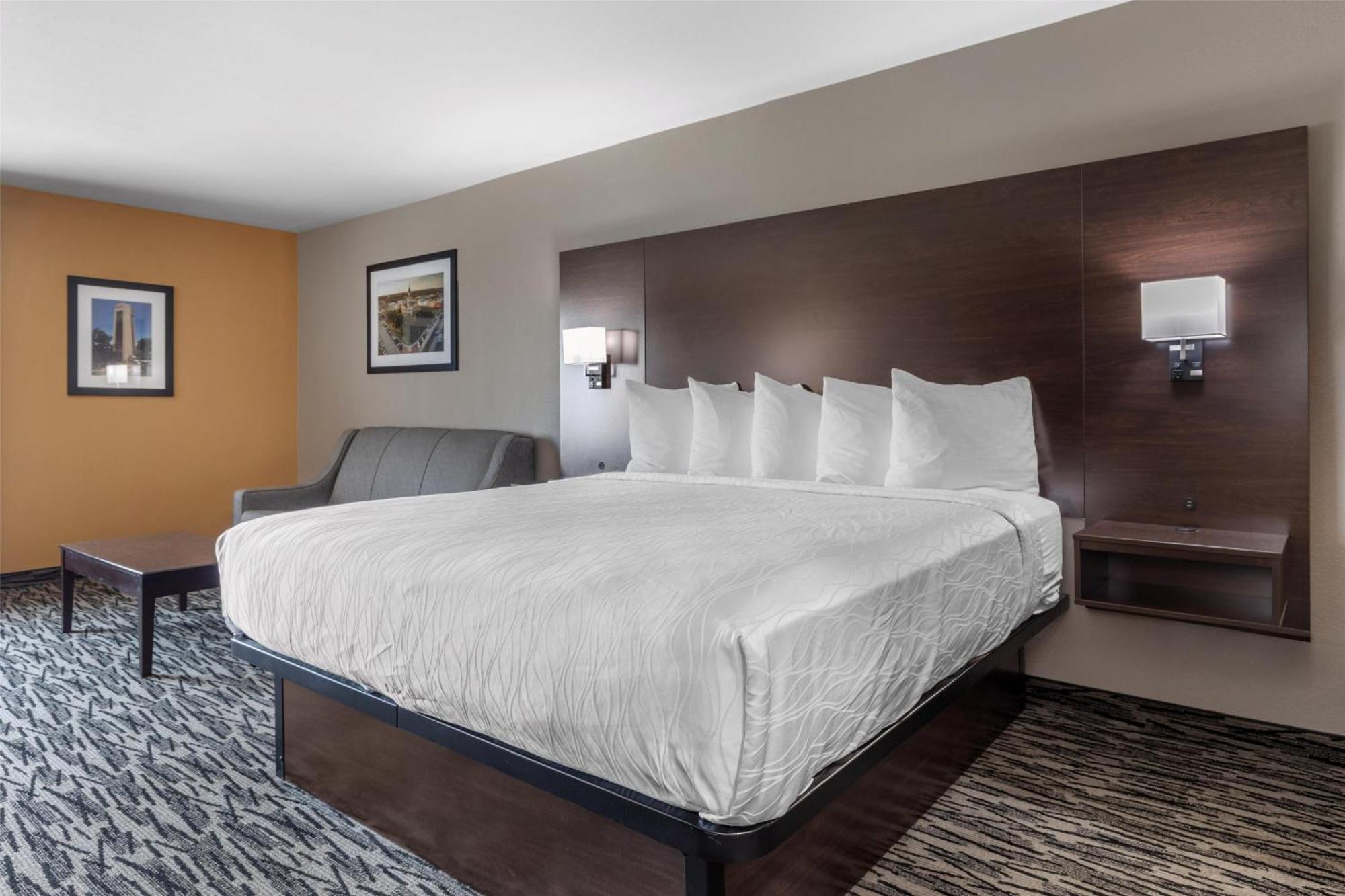 King Room with Bathtub - Disability Access/Non-Smoking