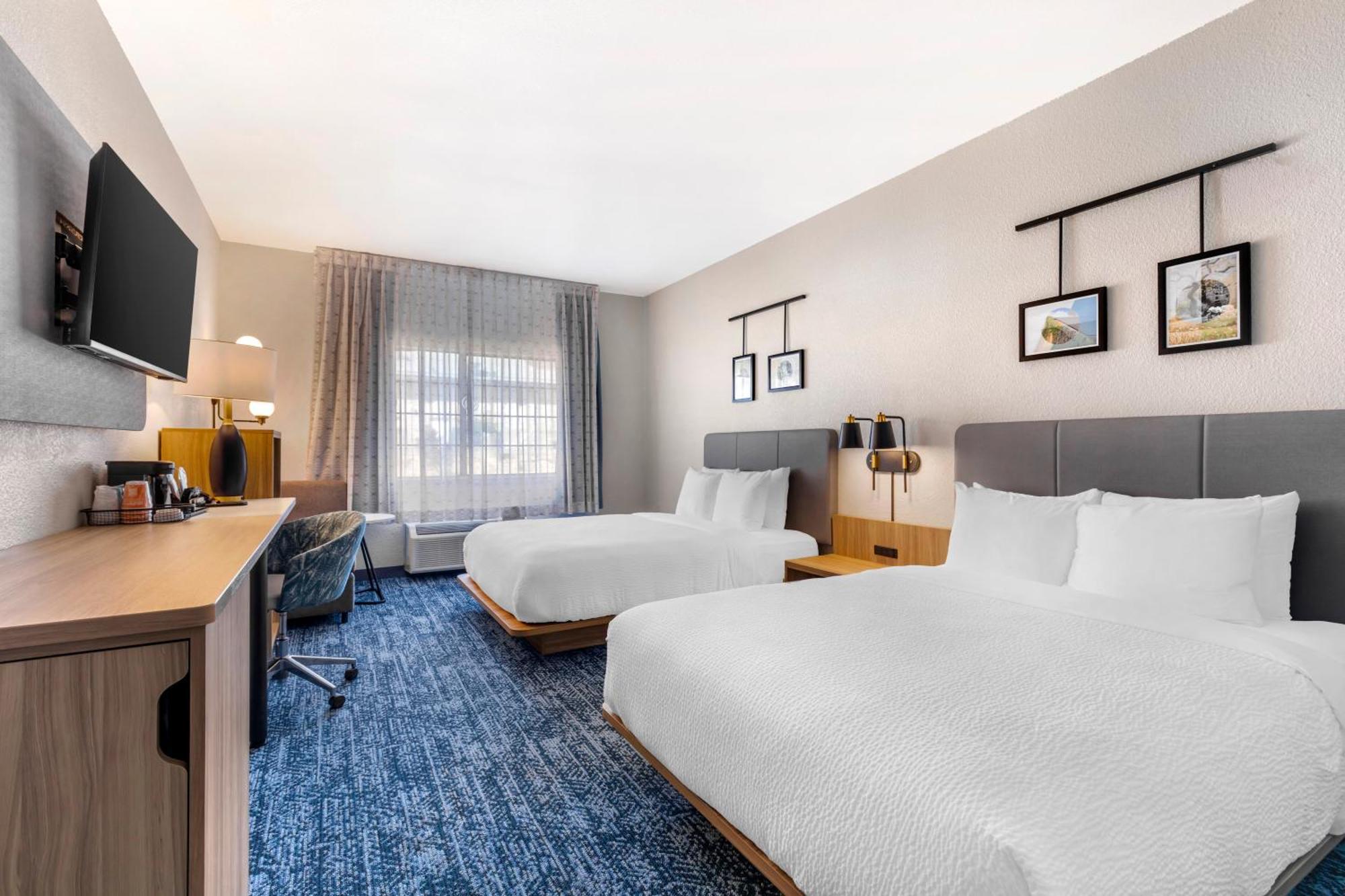 Quadruple Room with Two Queen Beds and Tub - Disability Access/Non Smoking