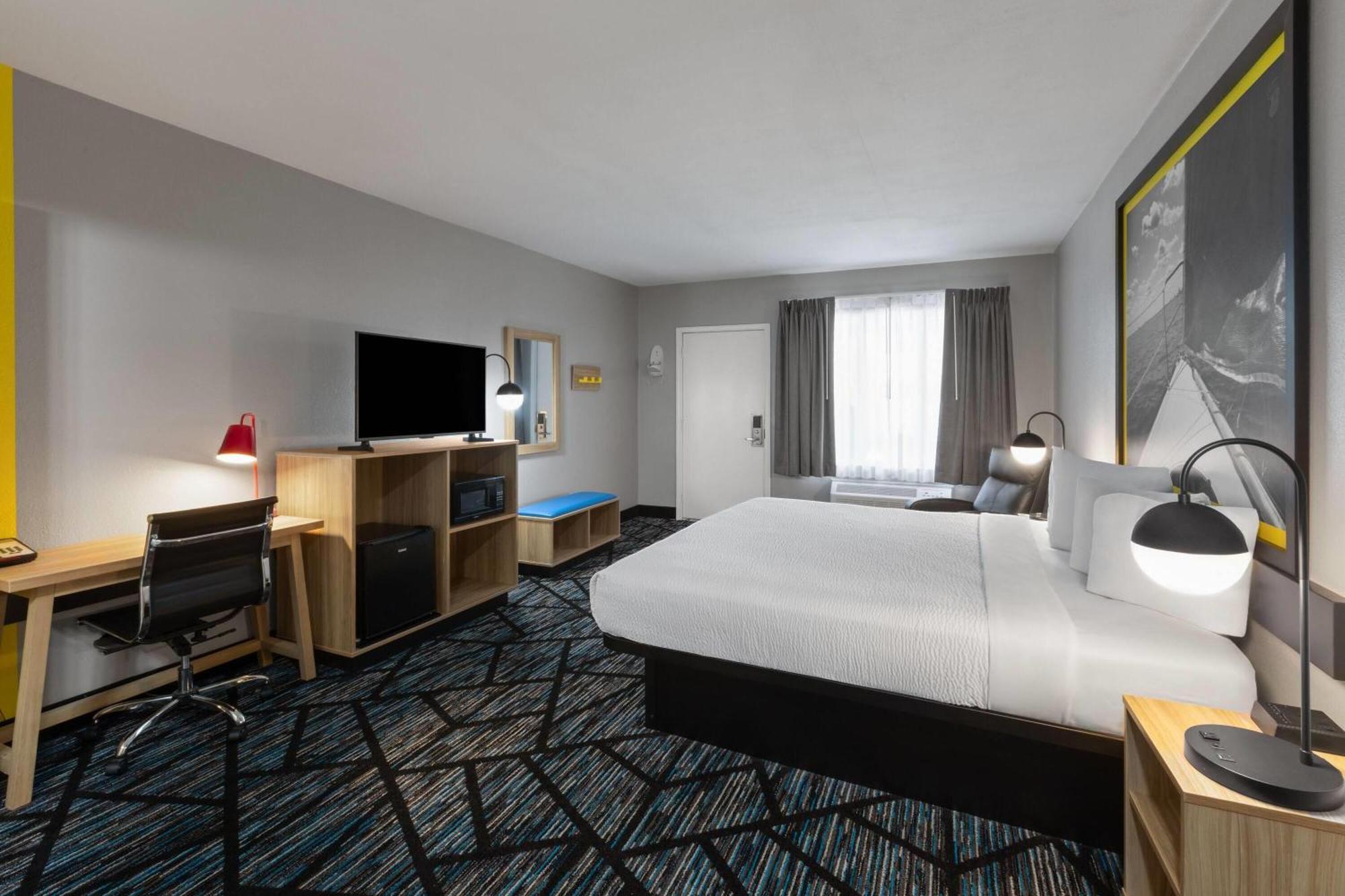 Deluxe King Room - Non-Smoking