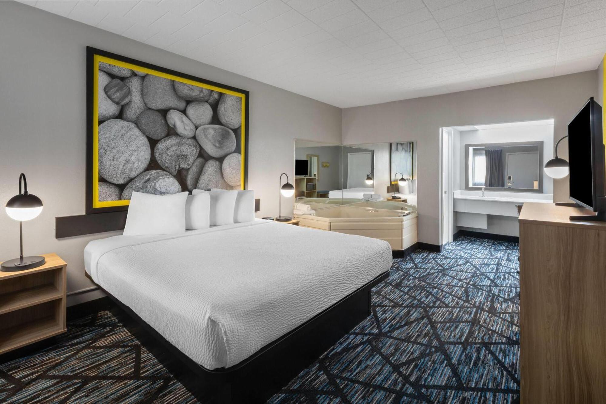 Deluxe King Room with Jetted Tub - Non-Smoking