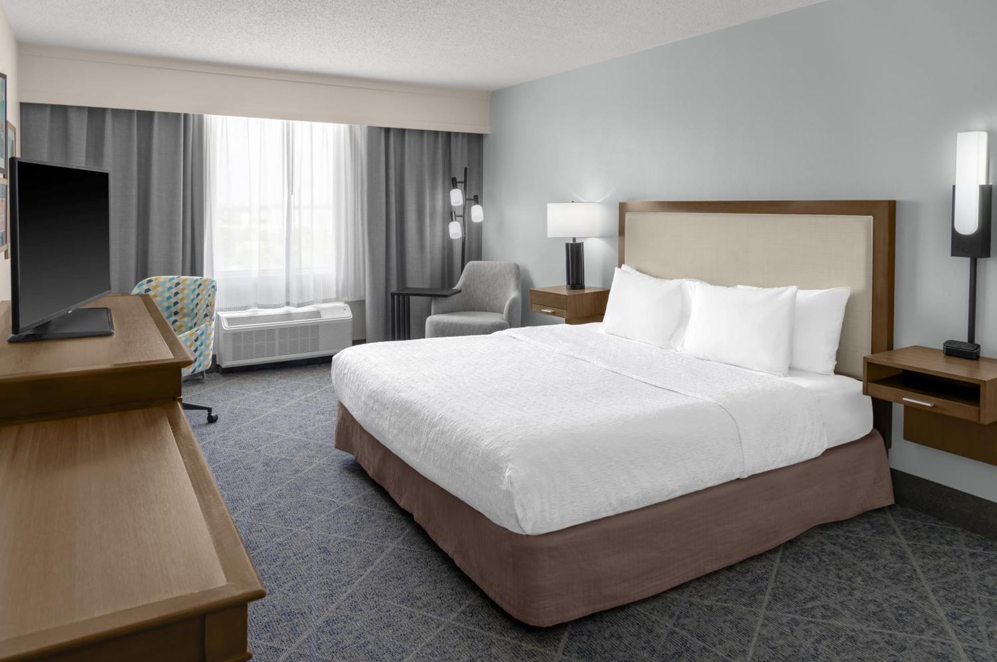 King Room with Roll-In Shower - Mobility Access/Non-Smoking,1742650859:JPEG